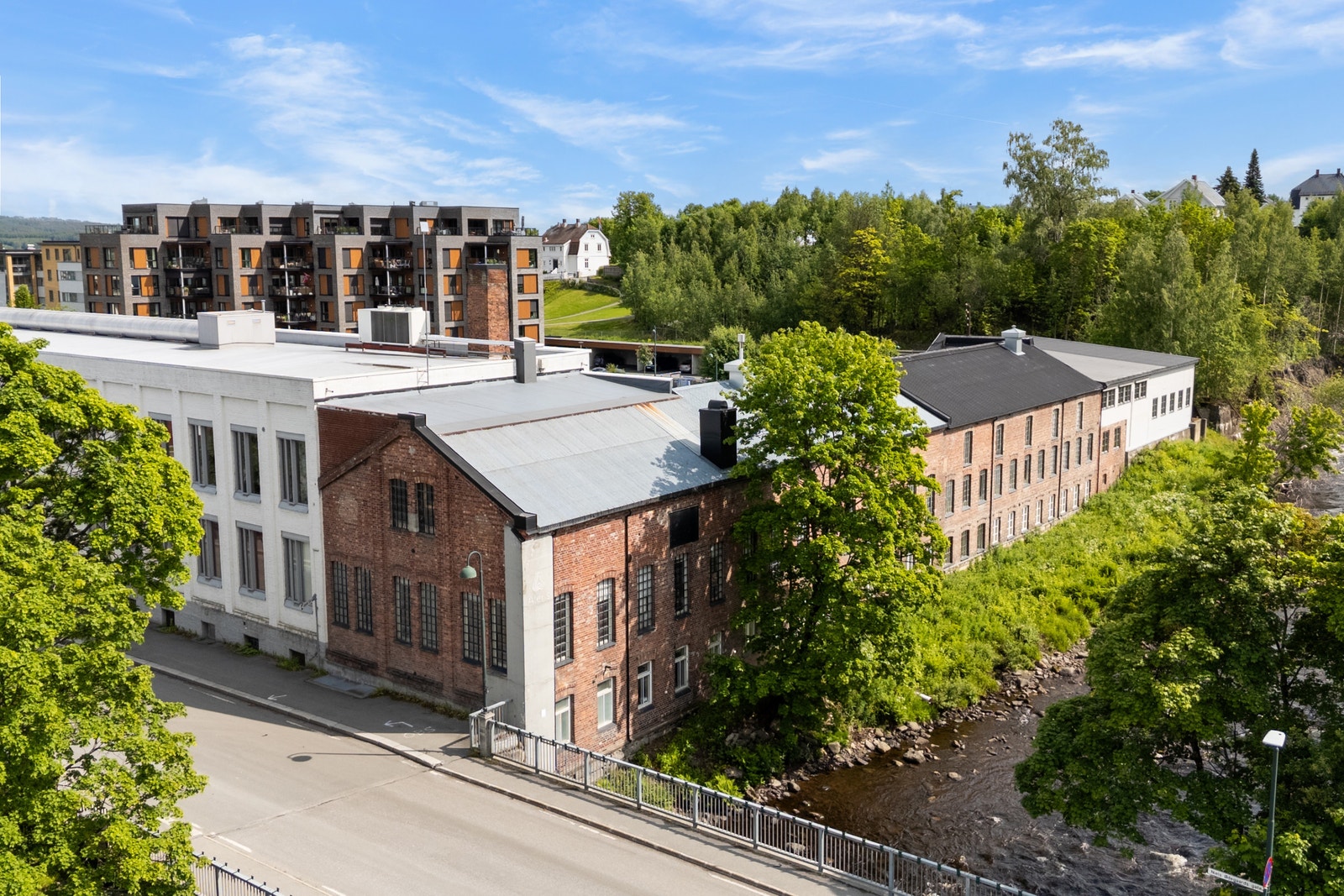 Sjarmerende mursteinsbygg ved elva – en del av Mustads industrielle historie. Galleribilde