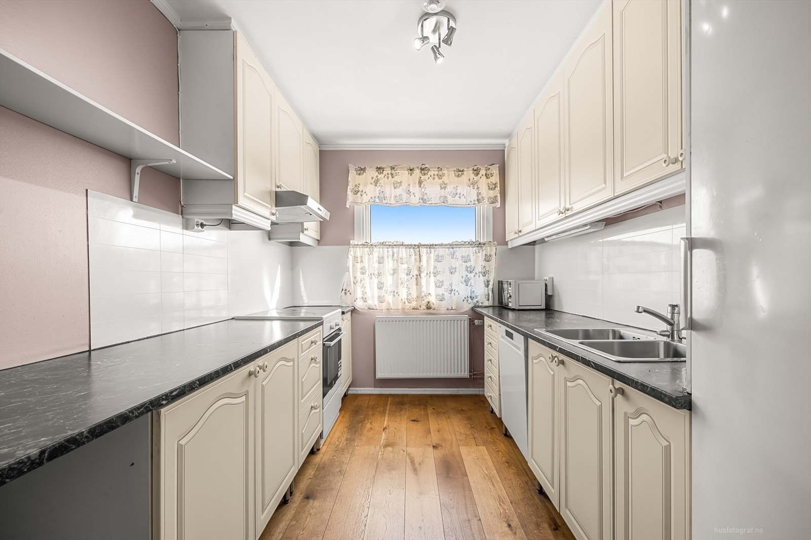 Kjøkkenet er pent og lettstelt med god skap- og skuffeplass Galleribilde