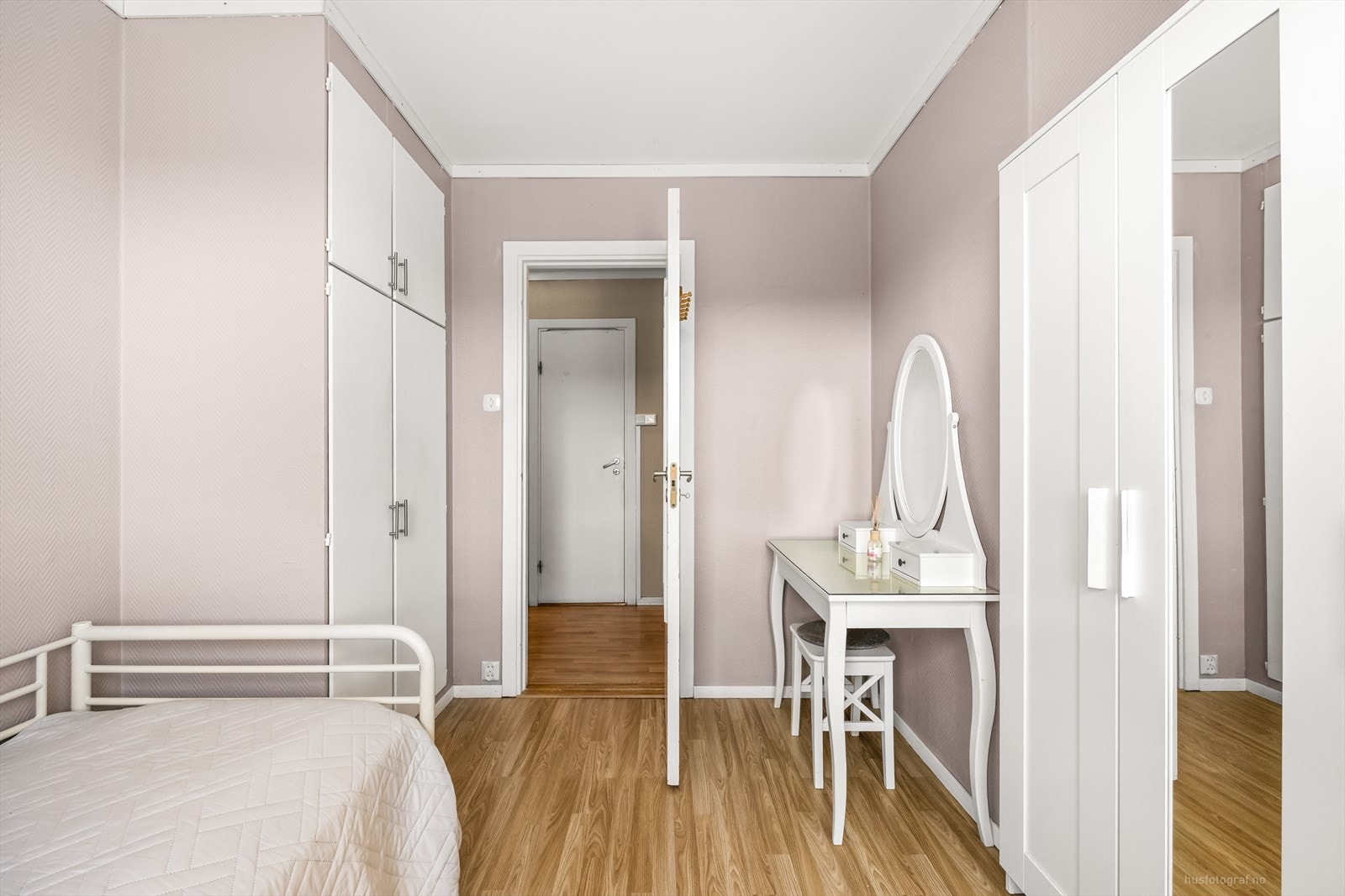 Meget god garderobeløsning med mye oppbevaringsplass. Galleribilde