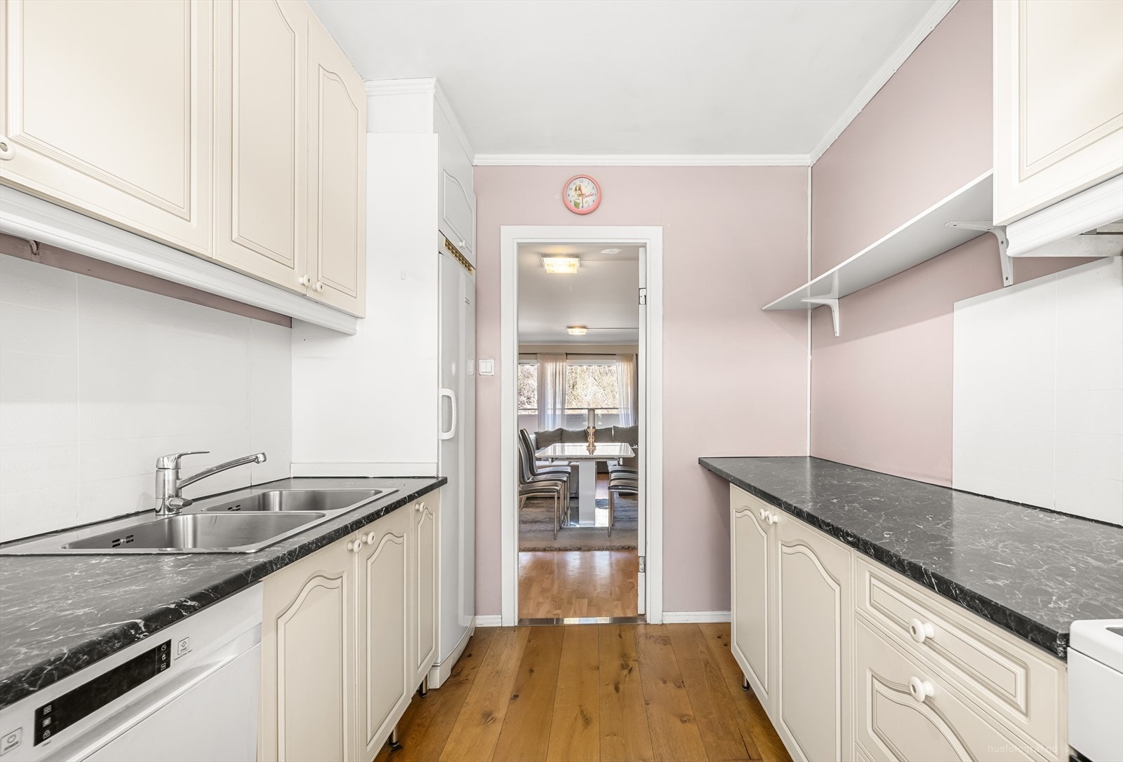 Kjøkken med mange muligheter og dør mot stue. Galleribilde