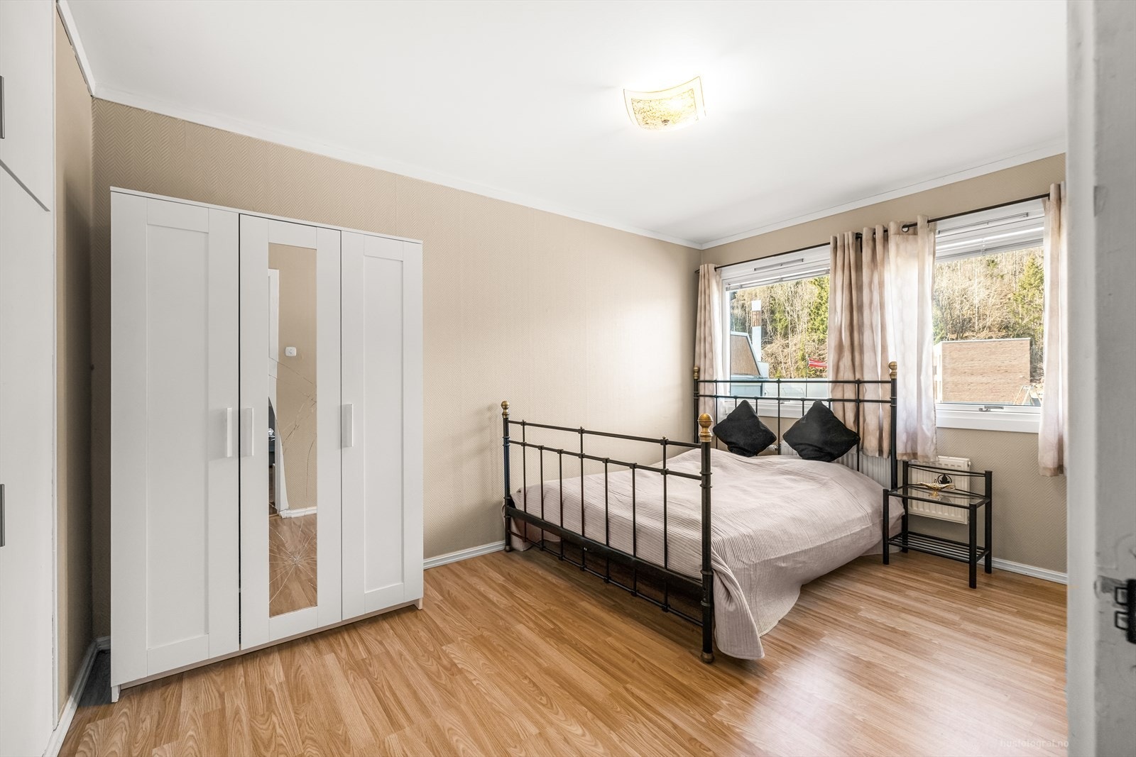 Hovedsoverommet med god plass til dobbeltseng og garderobeskap. Galleribilde