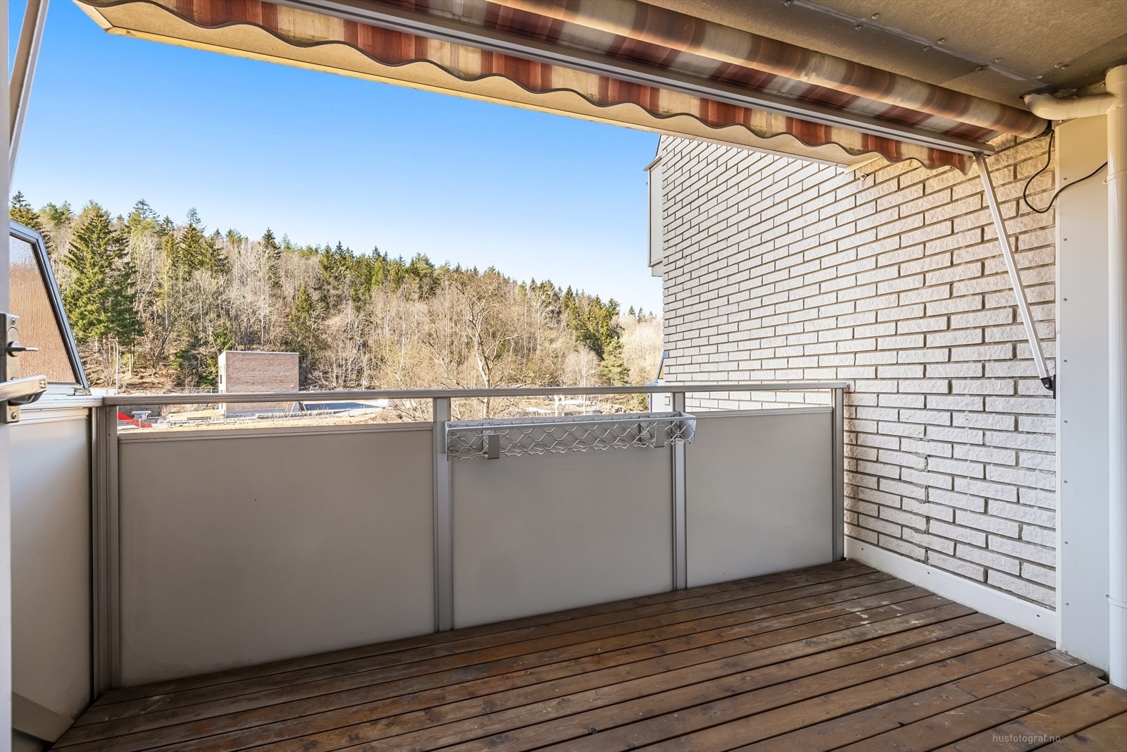 Romslig balong på 7 kvm med god plass for utemøbler. Galleribilde