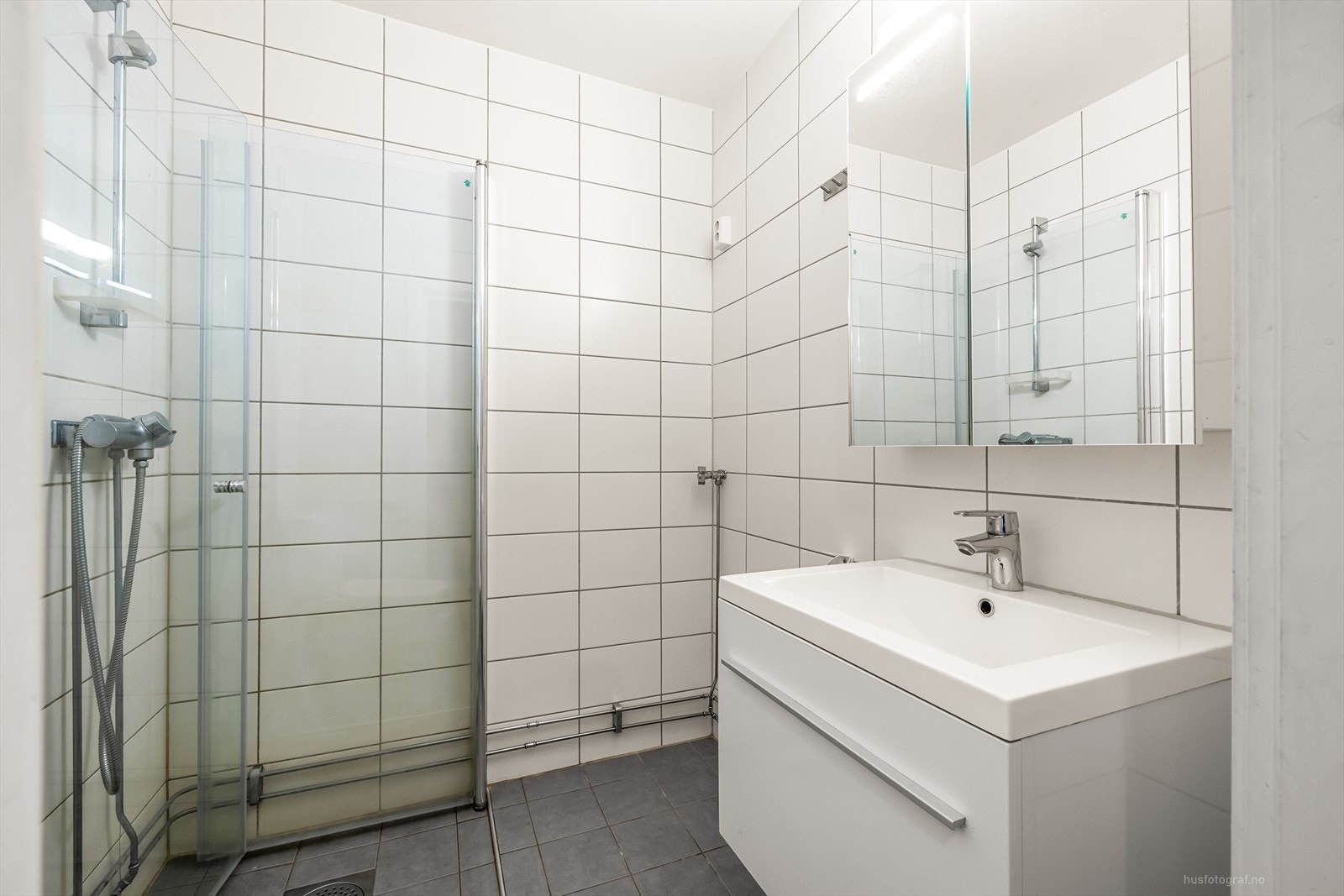 Moderne baderomsinnredning med opplegg for vaskemaskin. Galleribilde