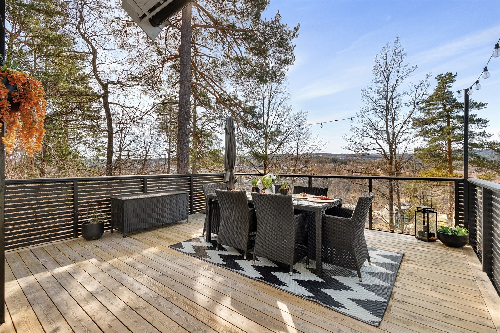 Stor terrasse utenfor stuen i 1.etg - Usjenert og solrikt Galleribilde