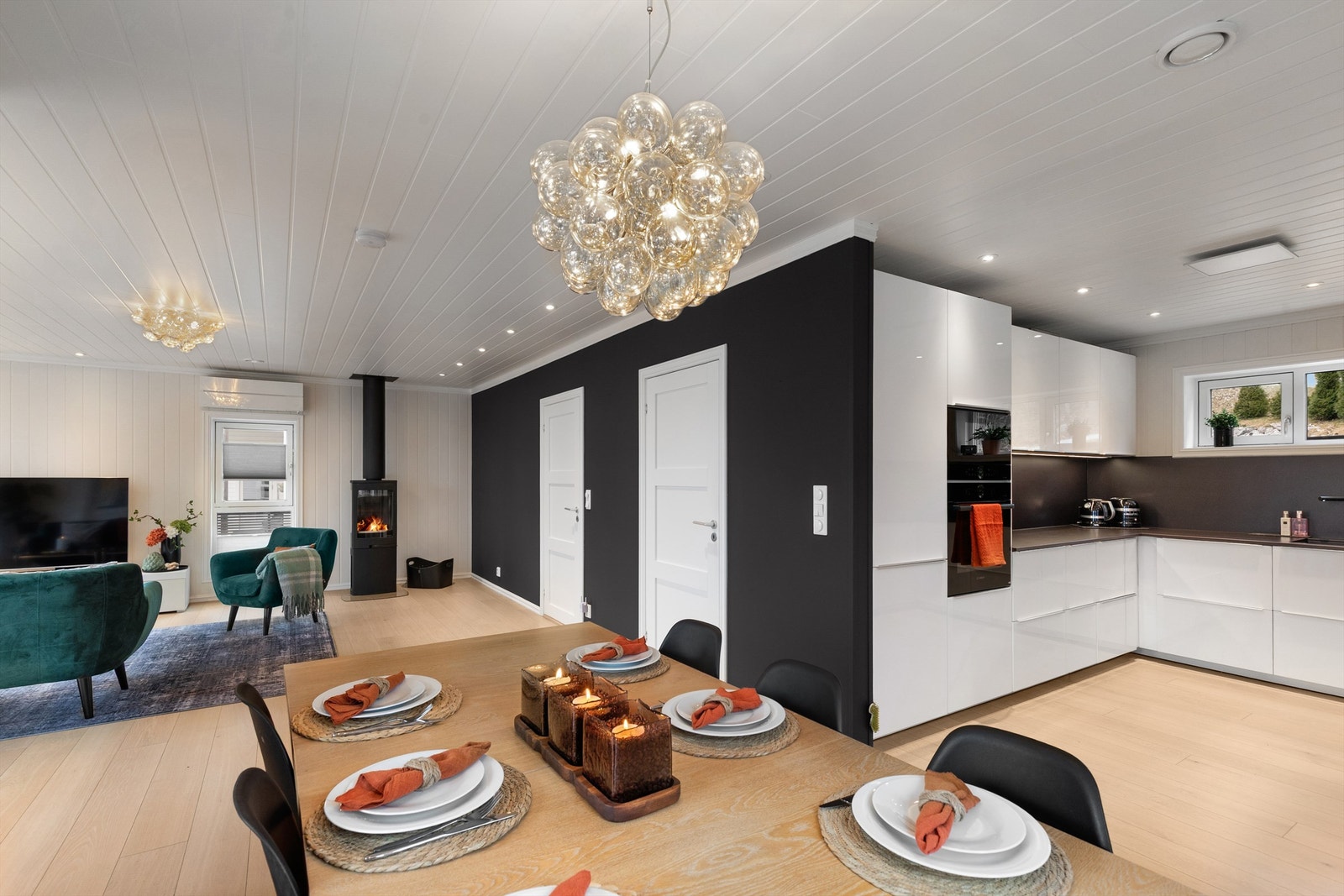 Åpen løsning mellom stue og kjøkken Galleribilde