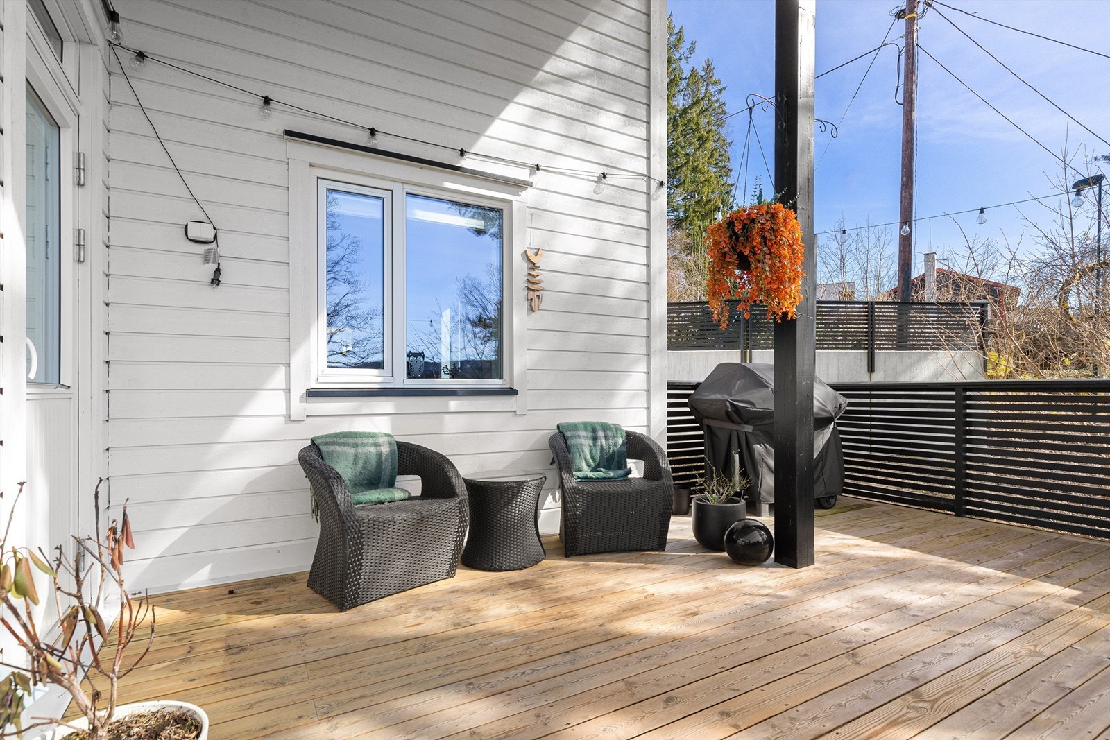 Koselig uteplass utenfor stuen i u.etg Galleribilde