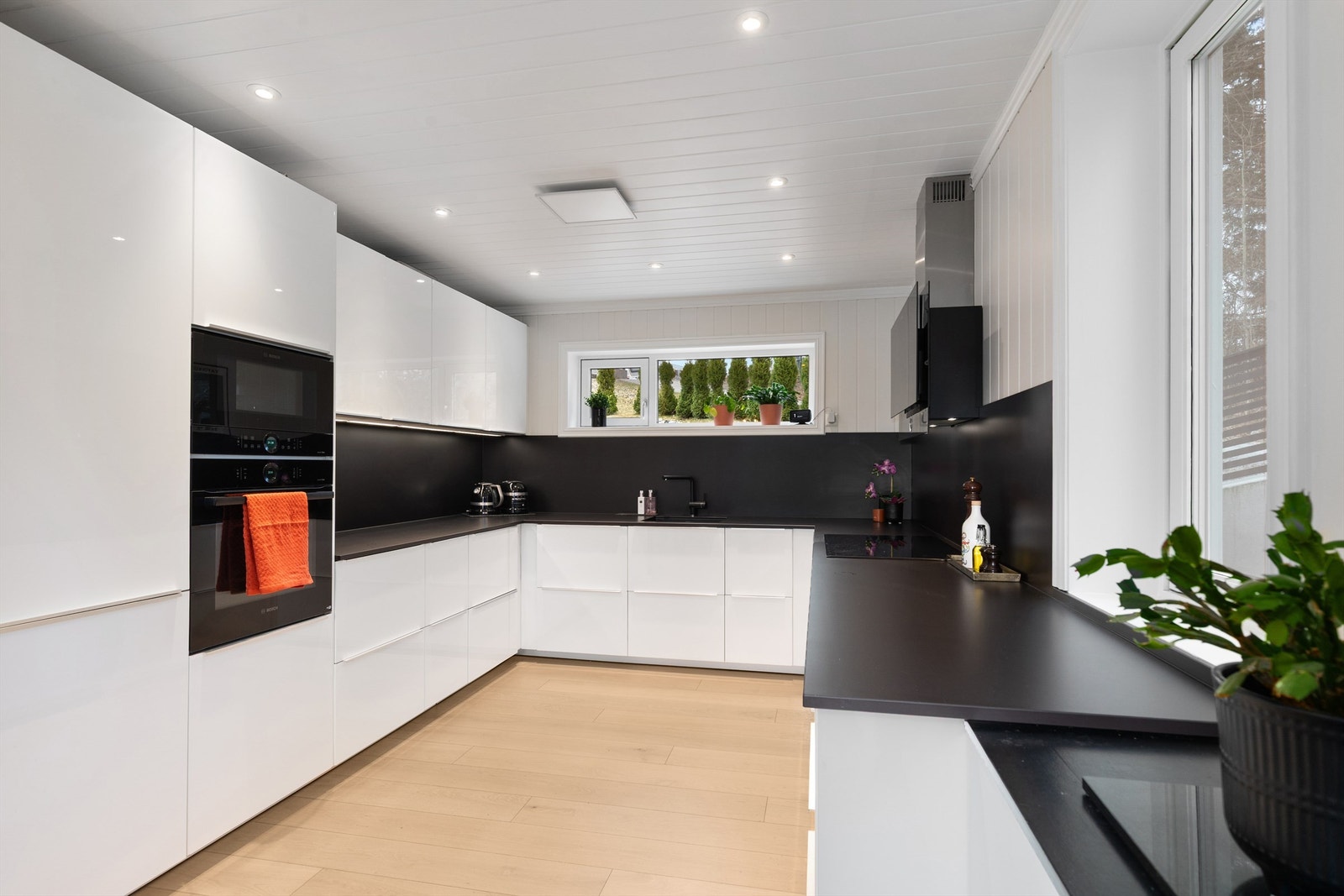 Delikat hvitt kjøkken med integrerte hvitevarer Galleribilde