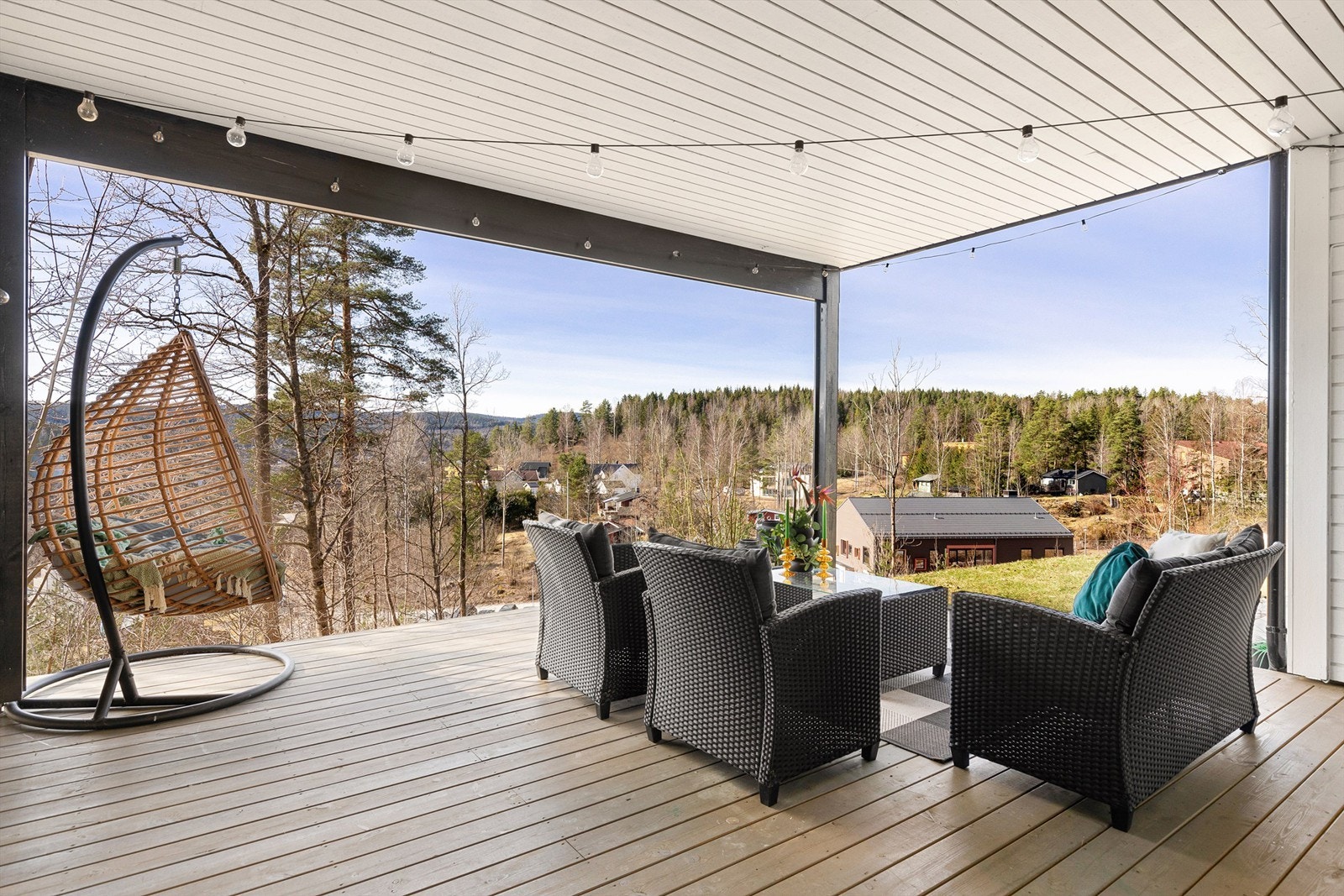 Herlig overbygget terrasse i underetasjen Galleribilde