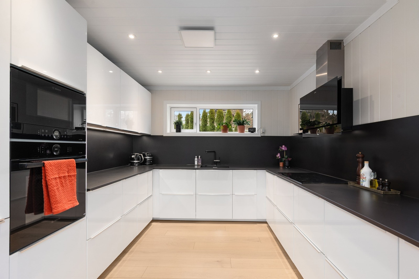 Velutstyrt kjøkken med integrerte hvitevarer Galleribilde