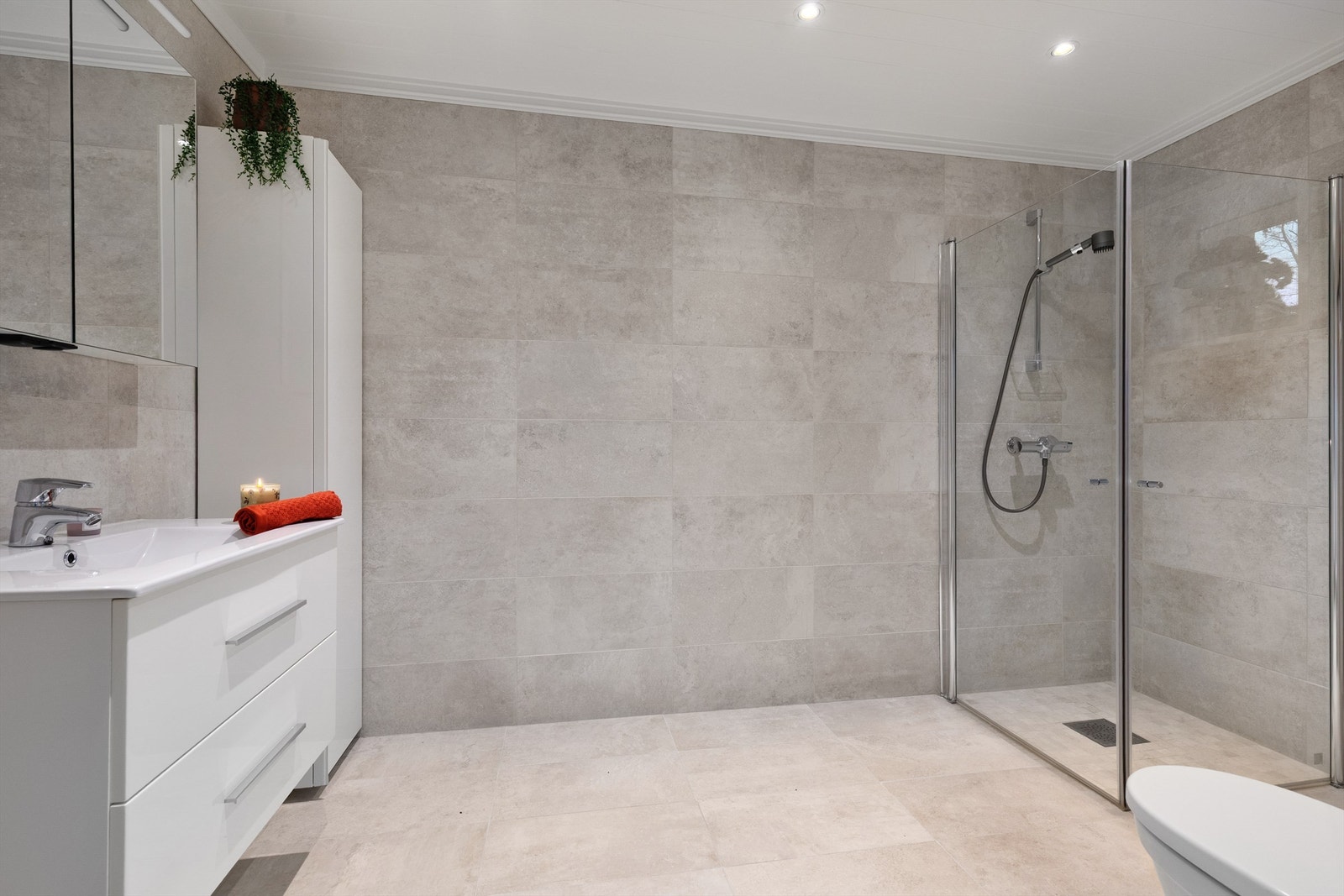 Det er også et pent flislagt bad i 1.etg Galleribilde