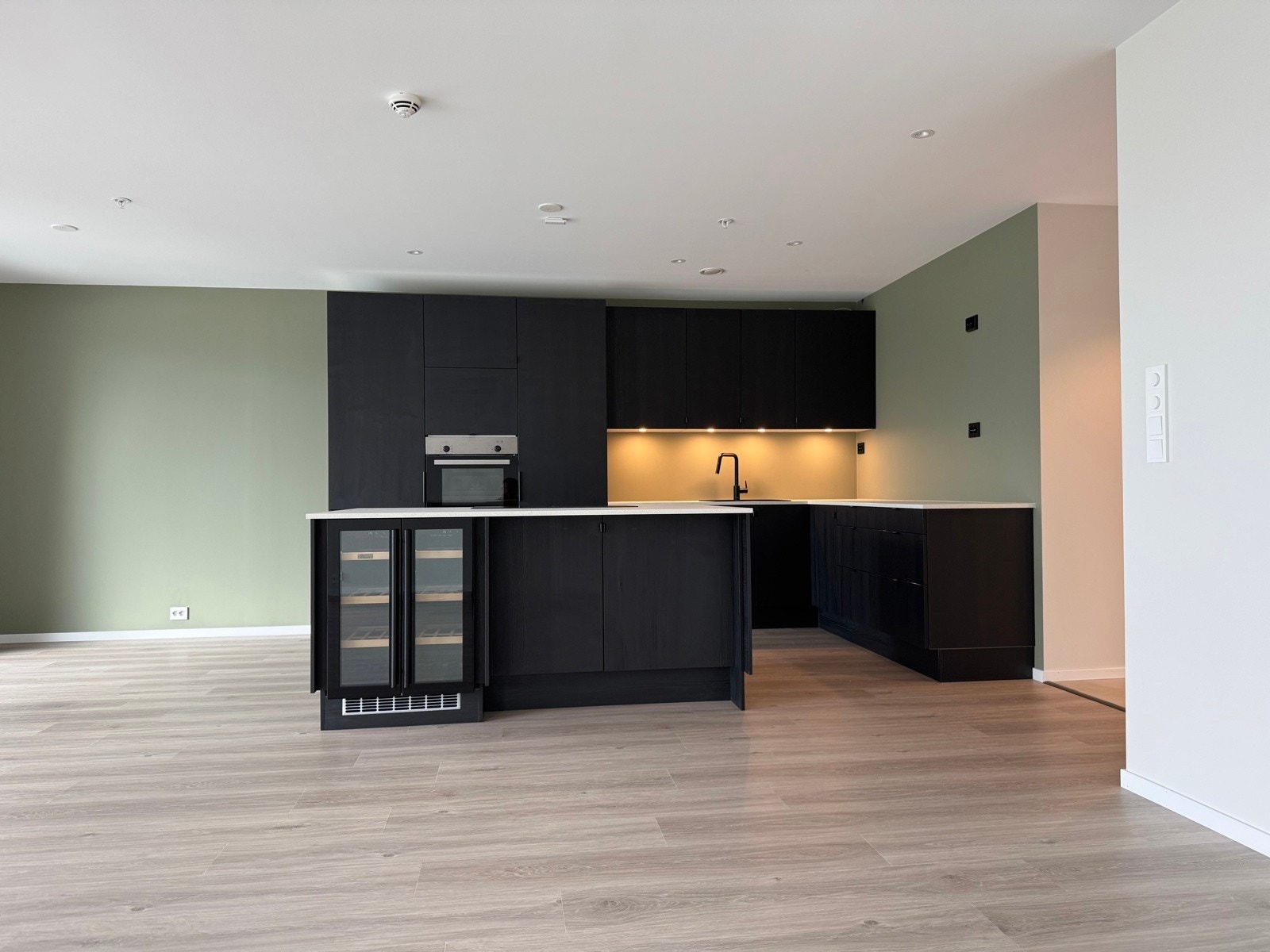 Kjøkkenet er stilrent med svarte fronter og har intregrerte hvitevarer samt vinskap. Galleribilde