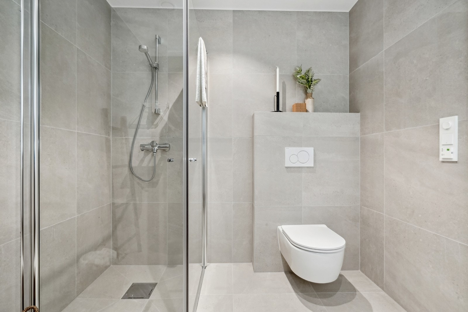 Det er etablert dusjhjørne med innfellbare vegger og vegghengt servant. Galleribilde