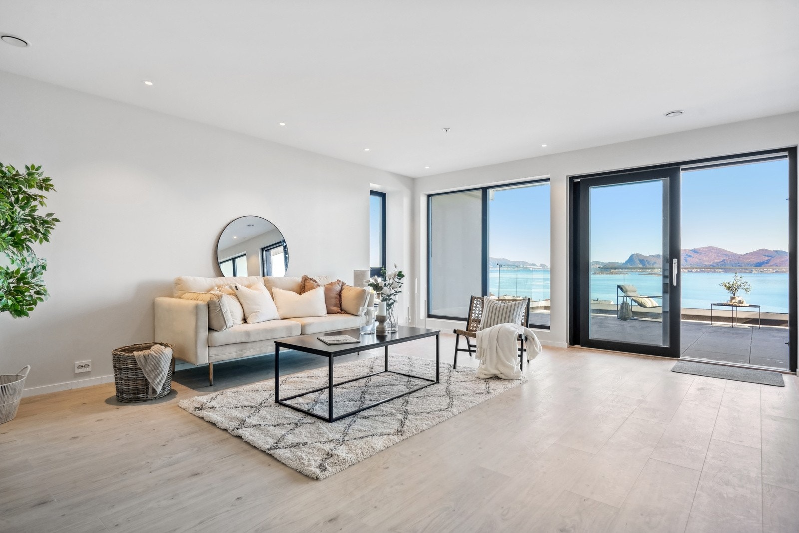 Store skyvedører sørger for å skape en inne-ute/ute-inne-følelse. Galleribilde