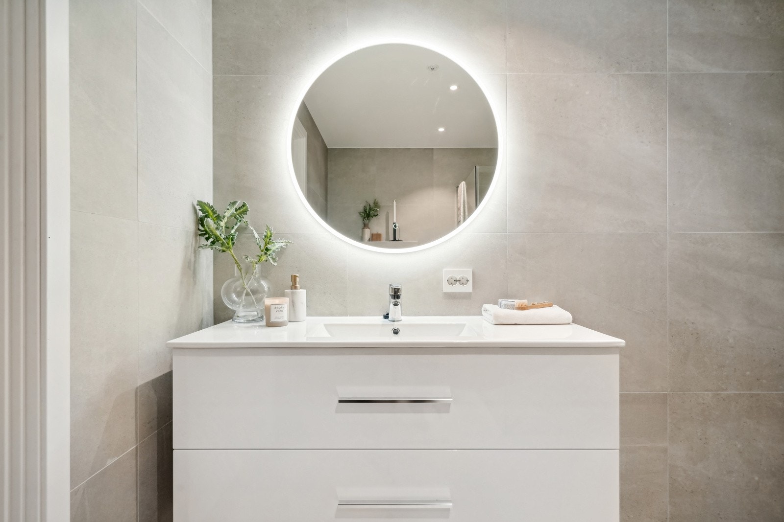 Badet er helfliset med varme i gulvet. Galleribilde