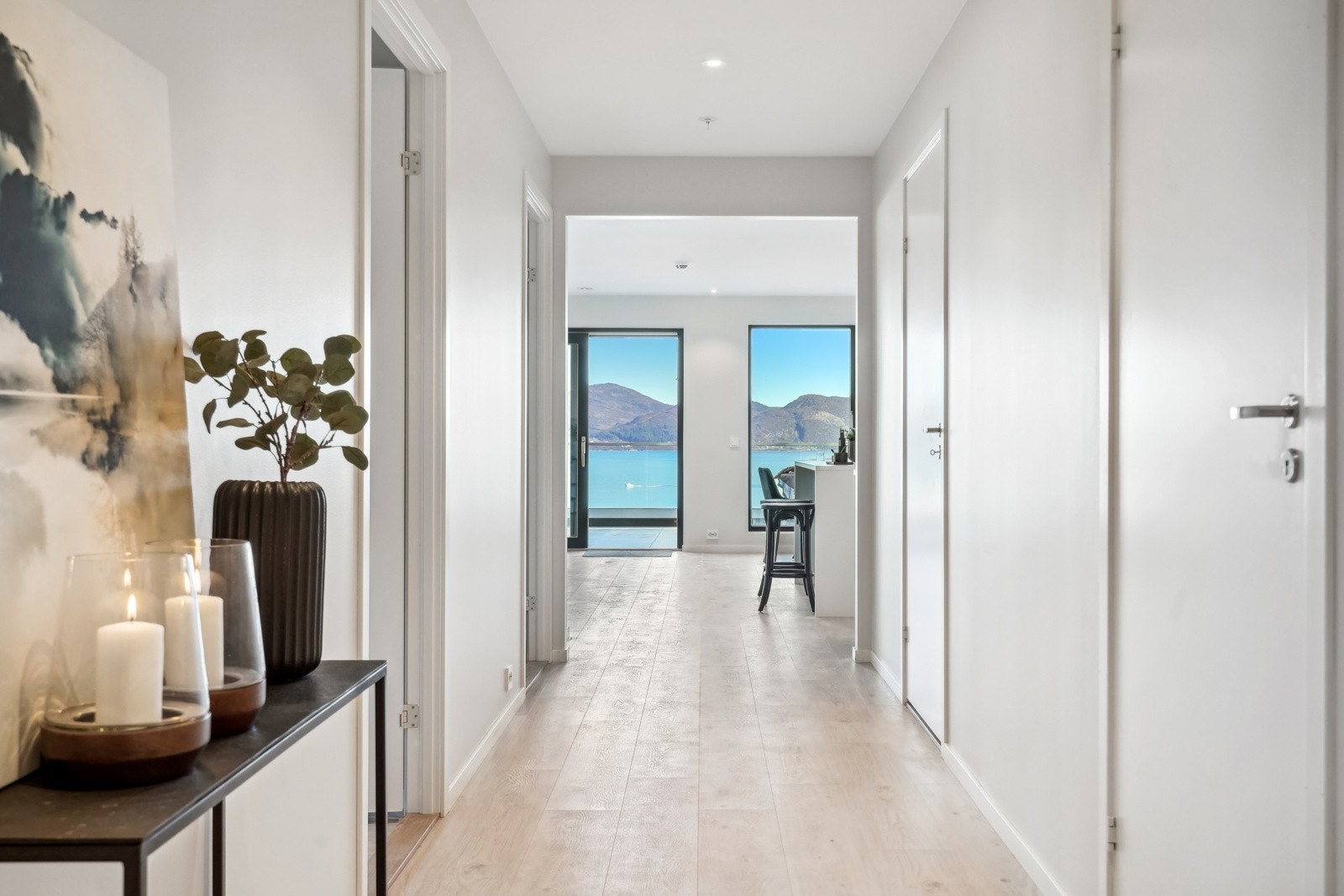 Fra gangen ledes du mot den åpne stue-/kjøkkenløsningen. Galleribilde