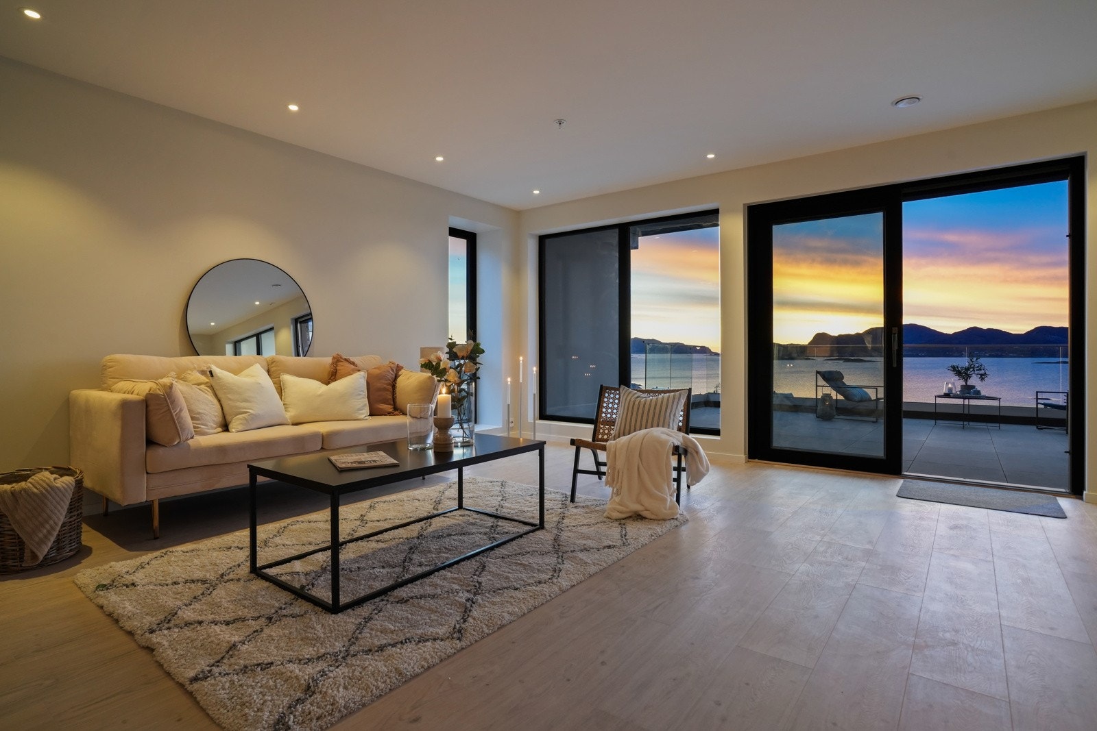 På gulvene er det tiltalende laminatgulv som pryder, og på vegg og himling er det gips. Galleribilde