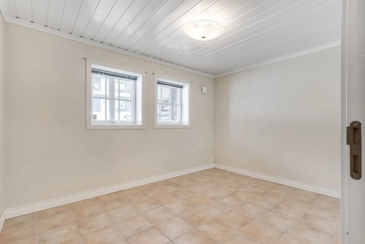 Fra stuen er det tilgang til et romslig soverom med god plass til dobbeltseng og nattbord samt plass til oppbevaringsløsninger. Soverommet er lyst og luftig og med vannbåren gulvvarme Galleribilde