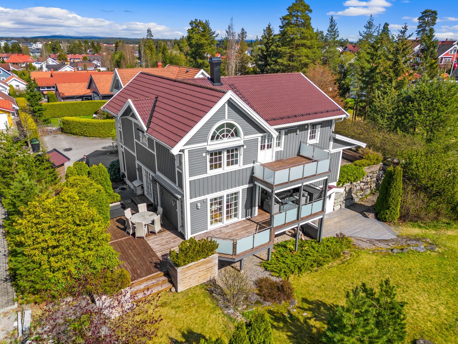 Solrik, idyllisk og velstelt tomt, designet avhagedesigner Darren Saines Galleribilde