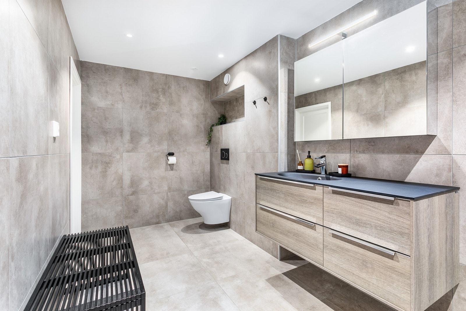 Slalåmbakken 7F presenteres av Krogsveen.
Nye baderomsmøbler og nytt sanitærutstyr ble installert i 2020. Galleribilde