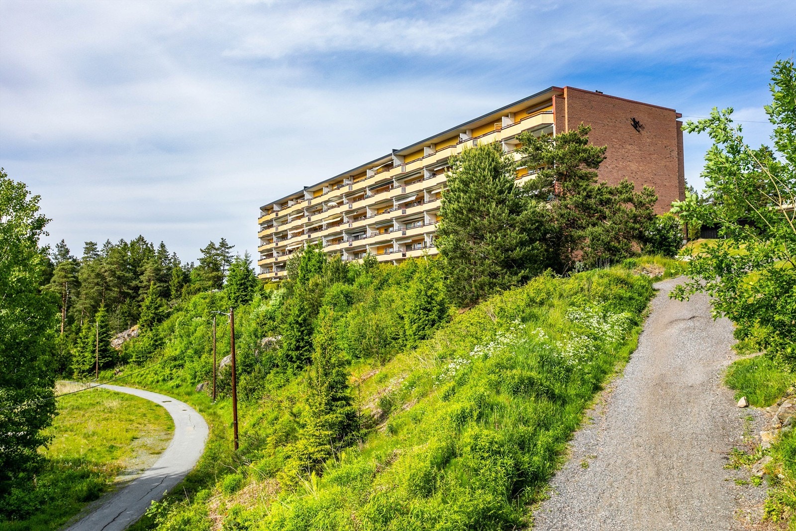 Fra Slalåmbakken leder gang- og sykkelveier videre til blant annet Verket skole og Mossemarka. Galleribilde