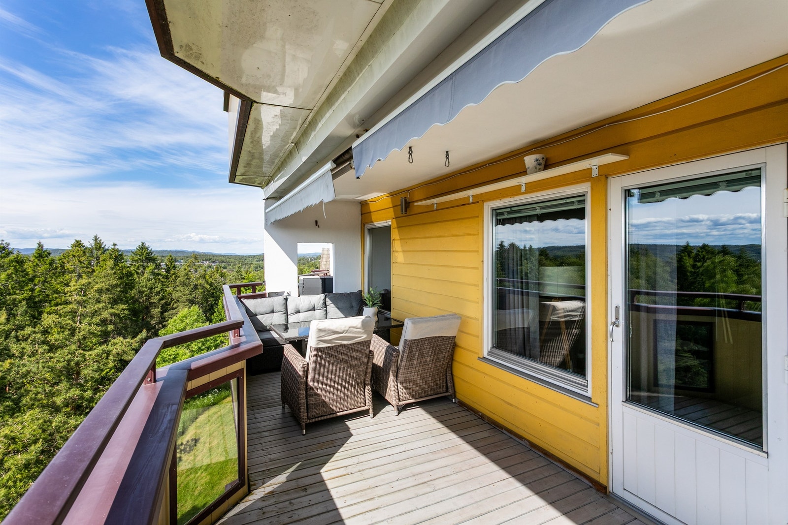 Leiligheten ligger høyt og luftig i tredje etasje, med hele tre balkonger som sikrer tilgang til solen fra tidlig morgen til sen kveld sommerstid Galleribilde
