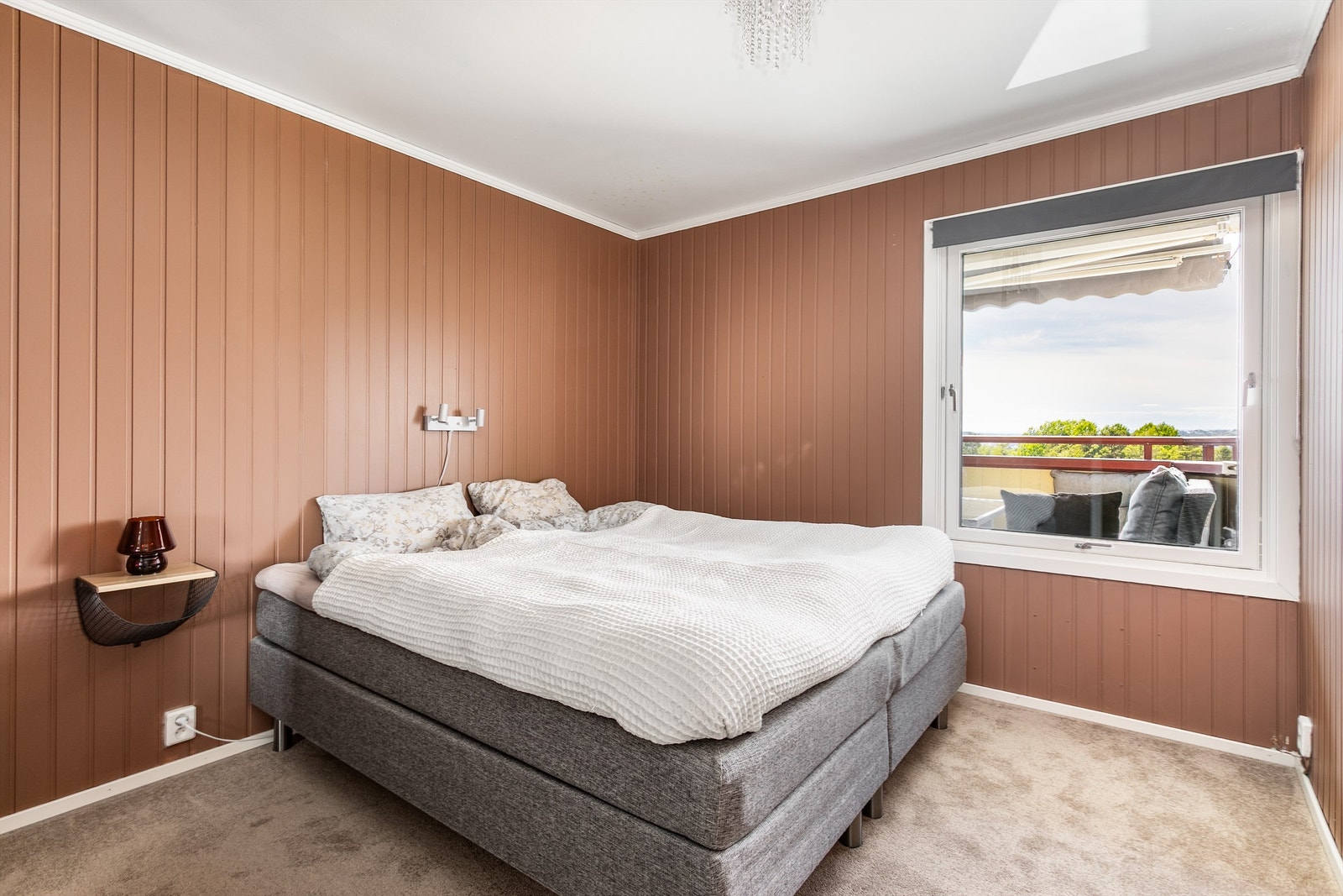 På hovedsoverommets gulv er det lagt heldekkende teppe - en overflate som er myk og behagelig å stå opp til. Galleribilde