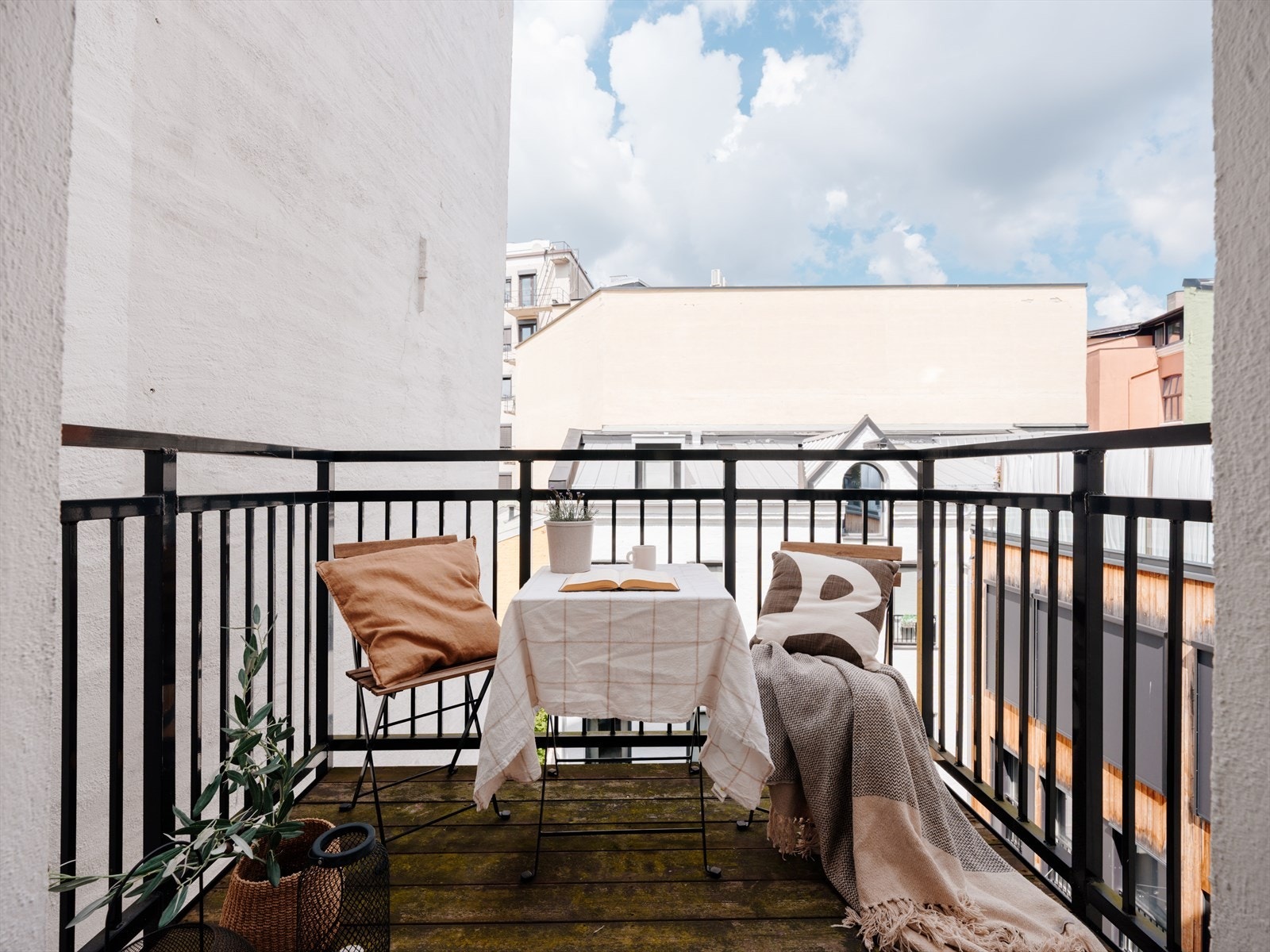 Lekker og påkostet 3-roms fra 2017 i klassisk bygård | Arkitektegnet | Fiskebeinsparkett | Balkong | Heis | Lav felleskost Galleribilde