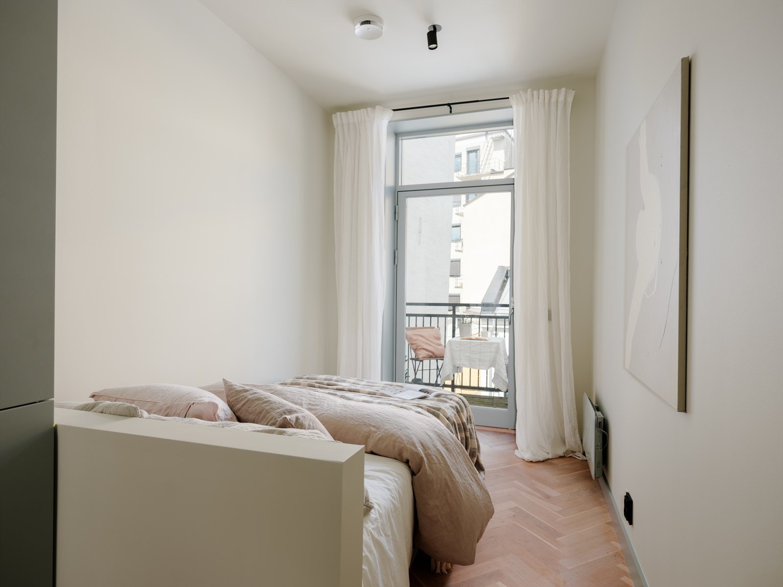 Hovedsoverom med plass til dobbeltseng og tilhørende møblement. Galleribilde