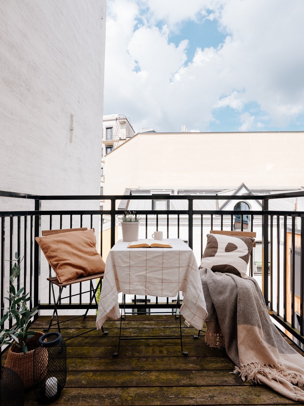 Koselig balkong mot bakgård på 3 kvm og med plass til utemøbler. Galleribilde