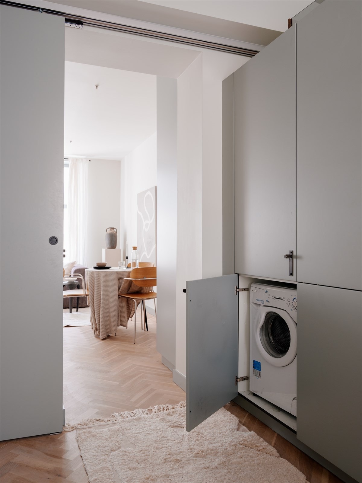 Skyvedør og spesialtilpassede garderobeskap med opplegg for vaskemaskin. Galleribilde