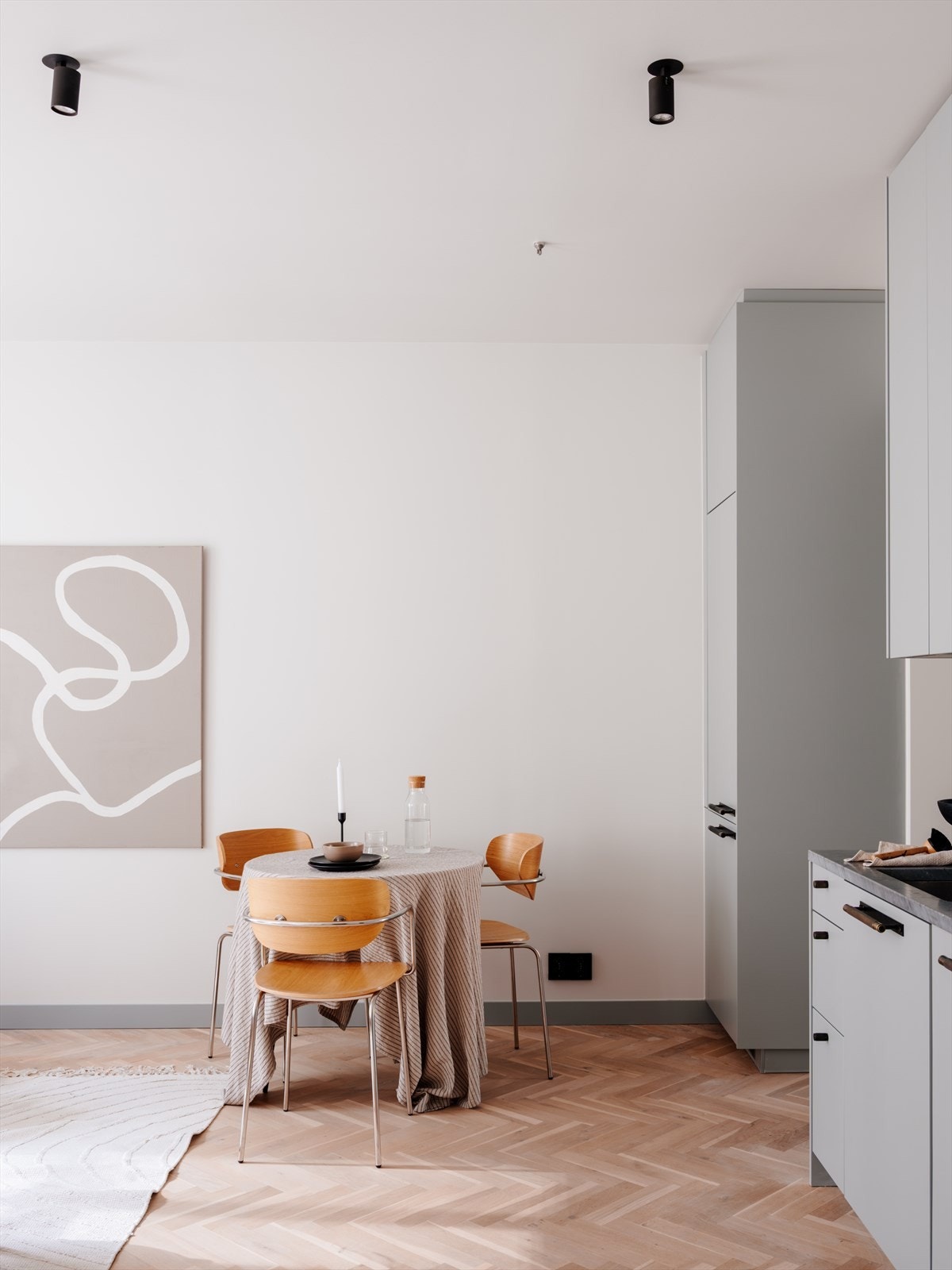 Det er plass til hyggelig spisesone med bord og stoler. Galleribilde