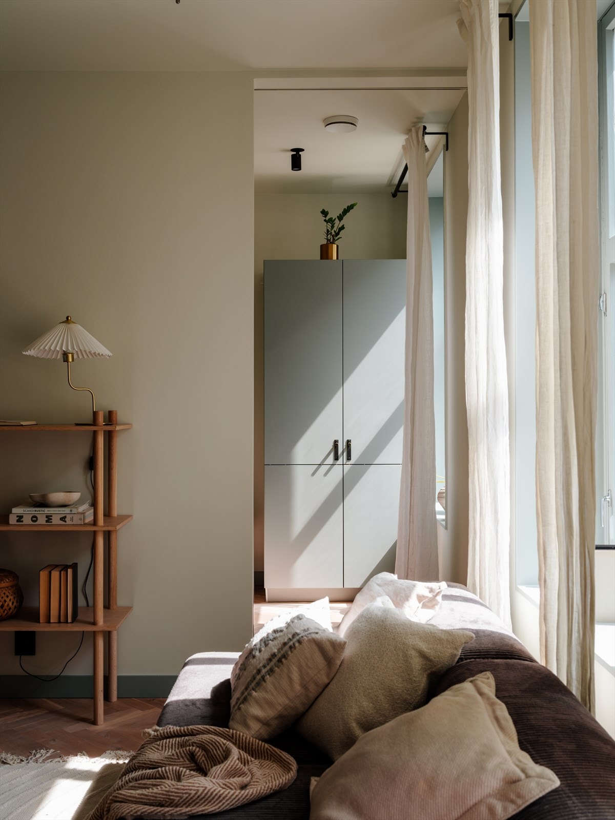 Gjennomgående designelement med snekkertilpassede løsninger. Galleribilde