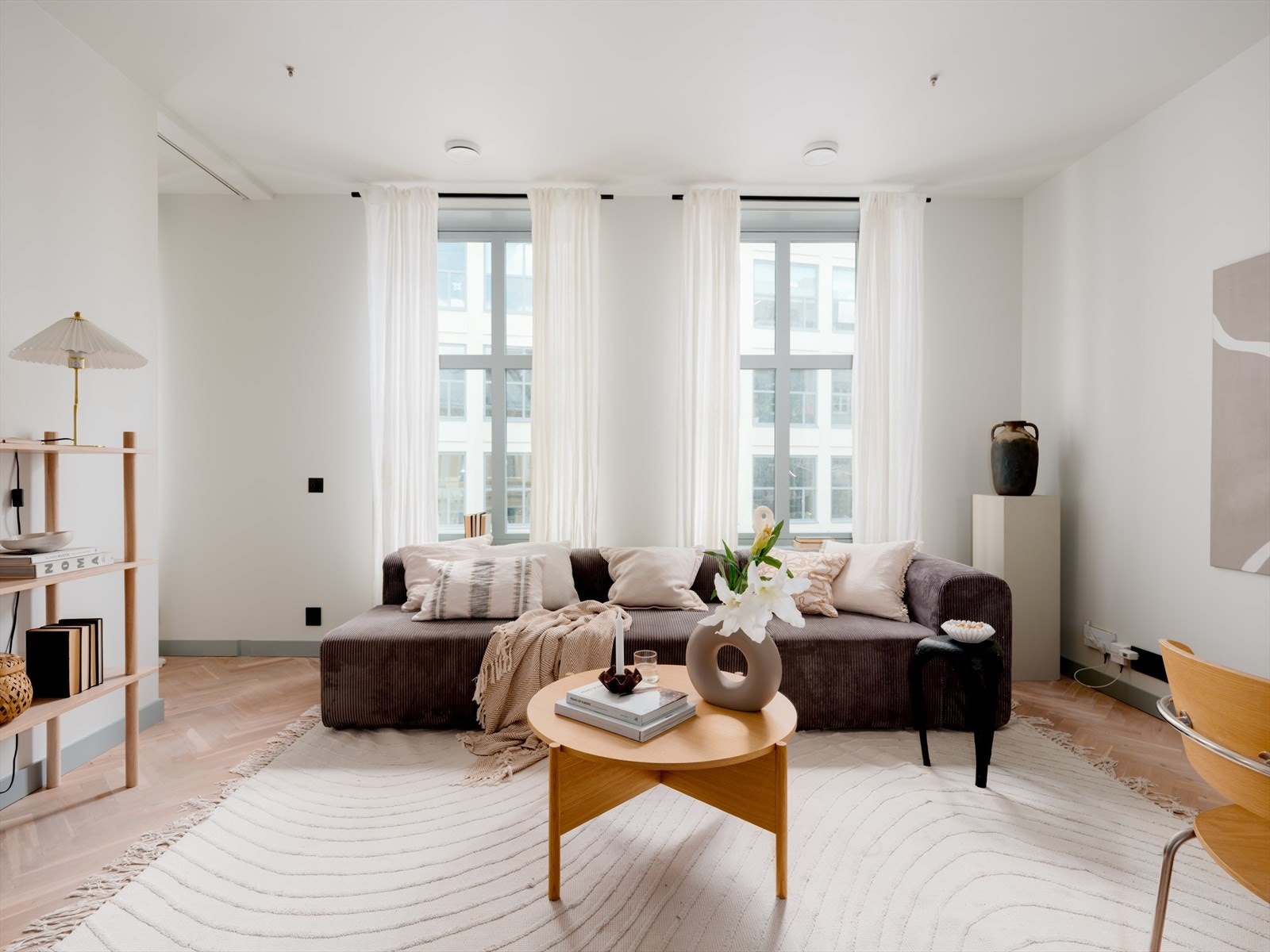 Store vindusflater gir rikelig med naturlig lys i rommet. Galleribilde