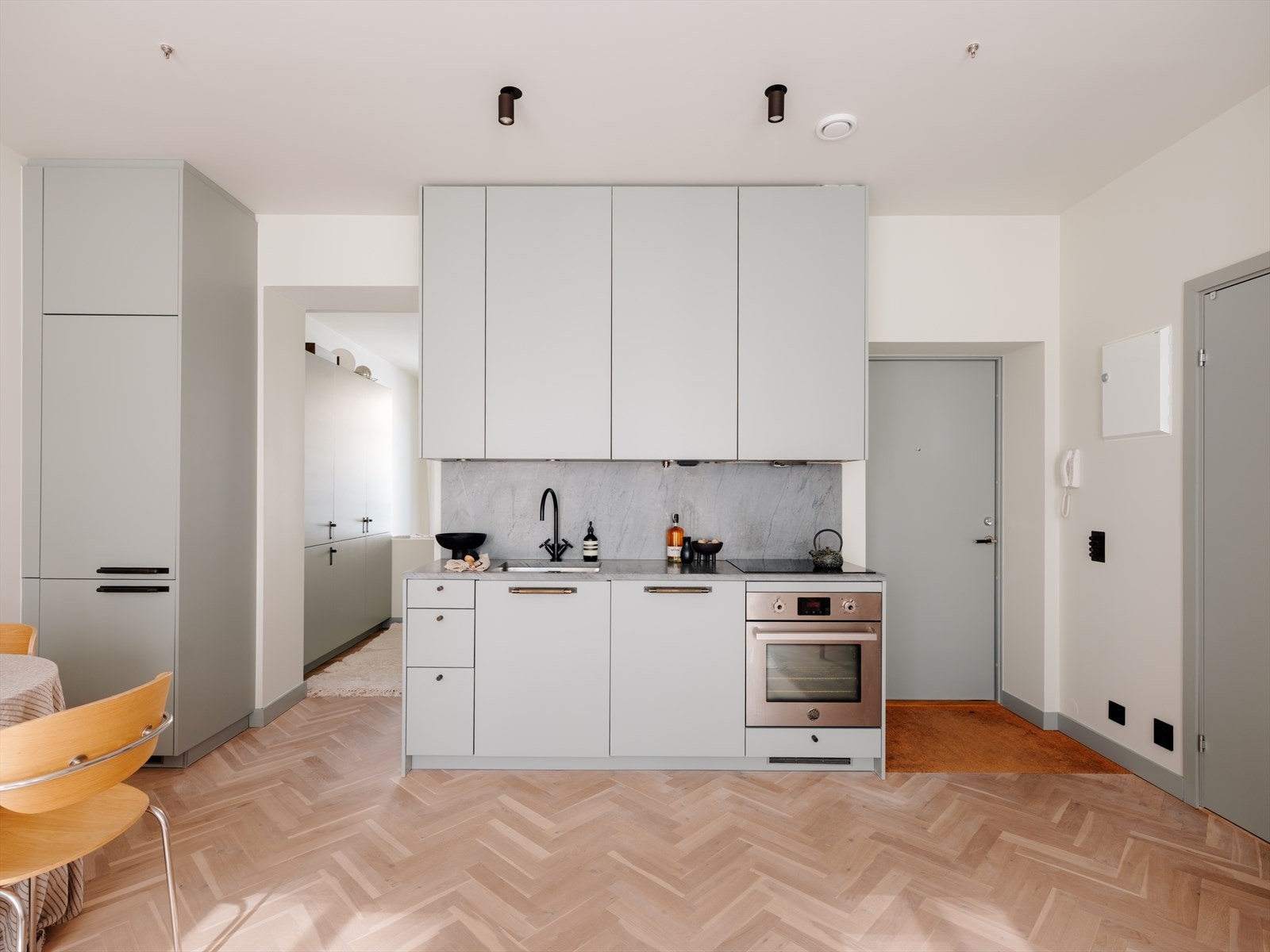 Påkostet ALNO-kjøkken fra 2017 med fullintegrerte hvitevarer som kjøleskap/fryser, oppvaskmaskin, mekanisk vifte. Galleribilde