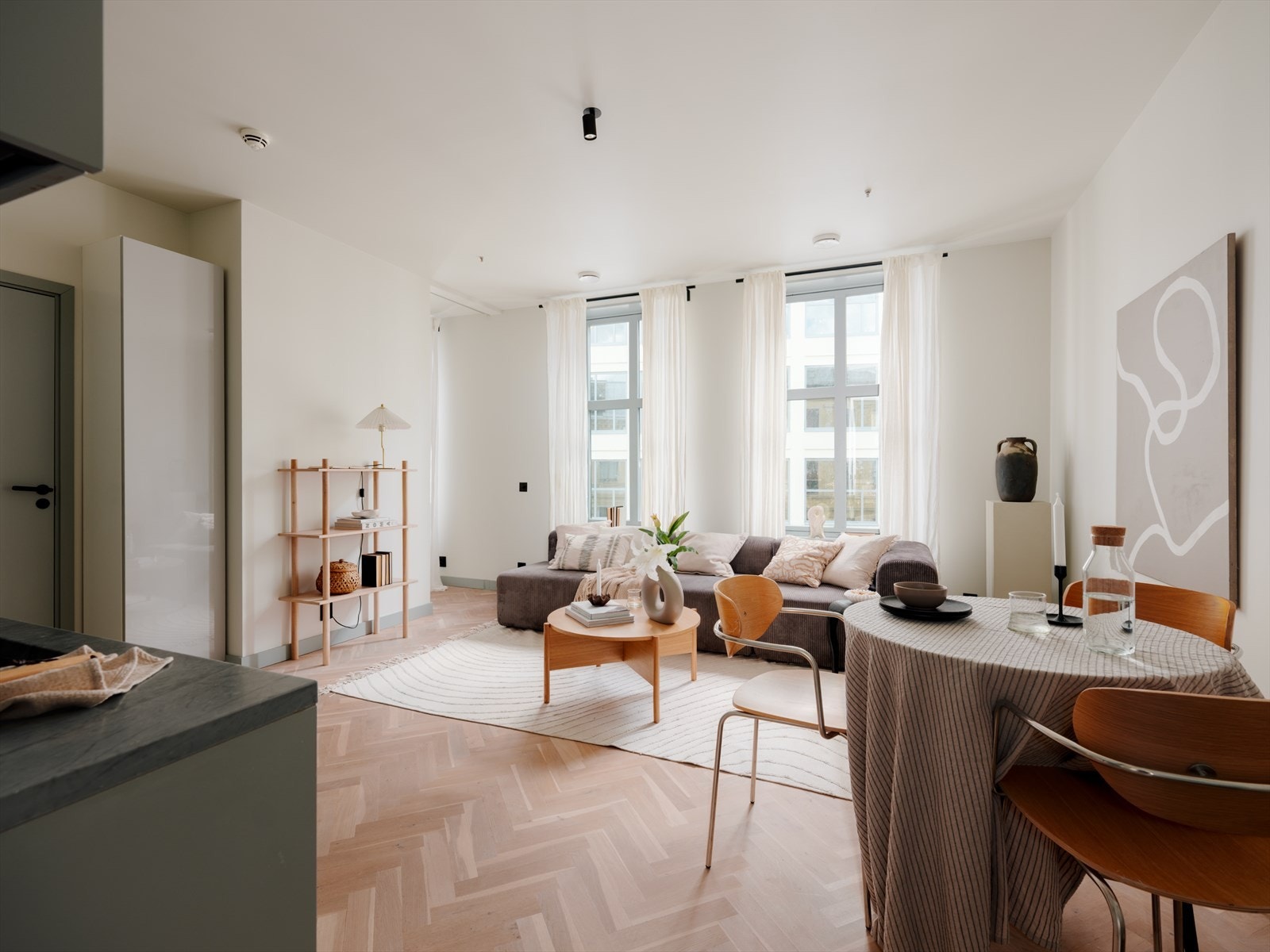 Gjennomgående og moderne leilighet med generøs takhøyde målt til ca. 2,70m. Galleribilde