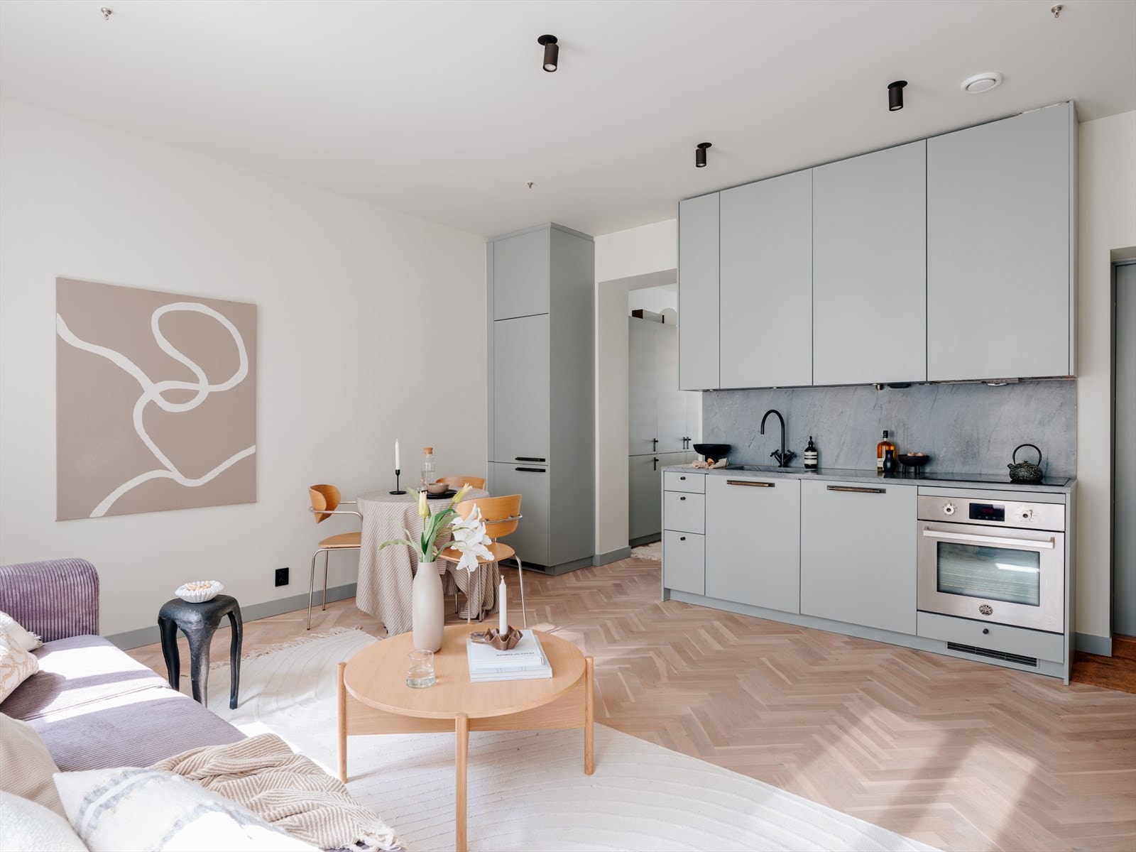 Velkommen inn til en lys leilighet i 3. etasje med heisadkomst. Galleribilde