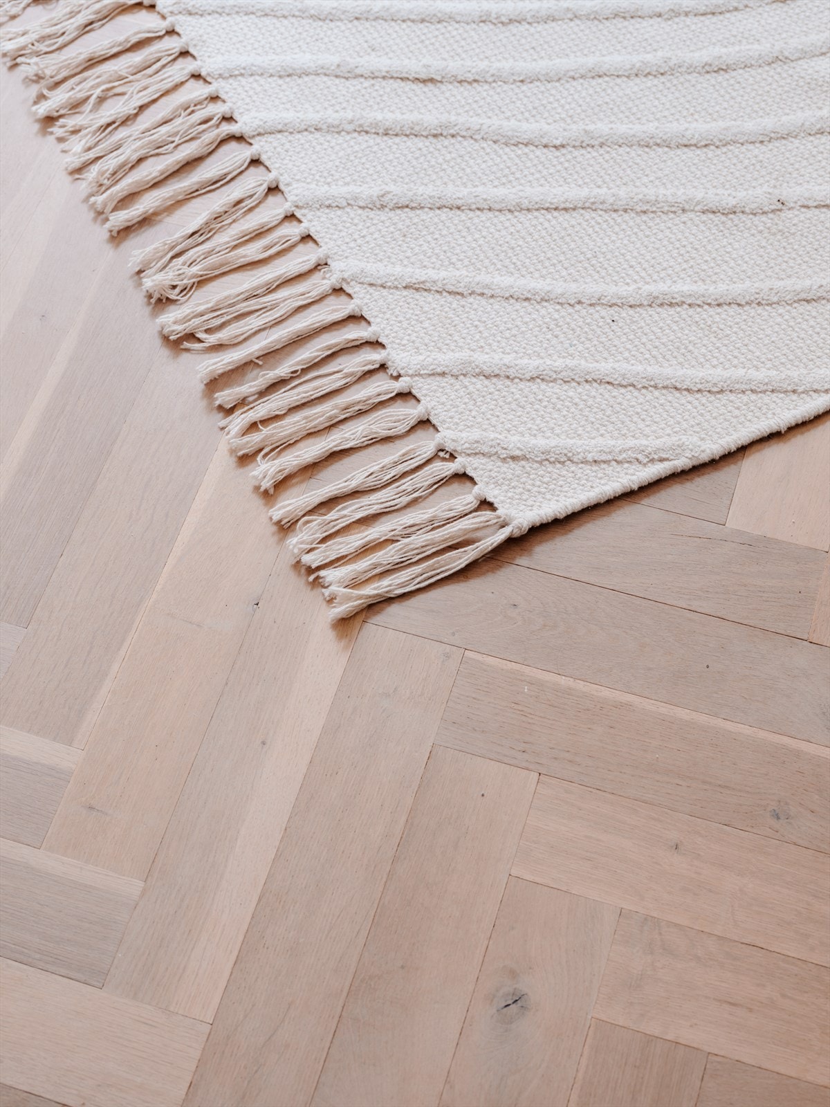 Hvitpigmentert fiskebeinsparkett som nylig er behandlet med hardvoksolje. Galleribilde