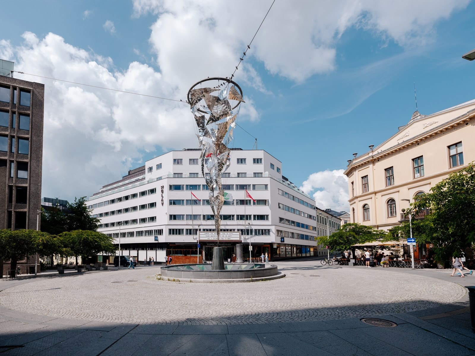 St. Olavs plass like ved eiendommen, med hyggelige spisested og kaféer Galleribilde
