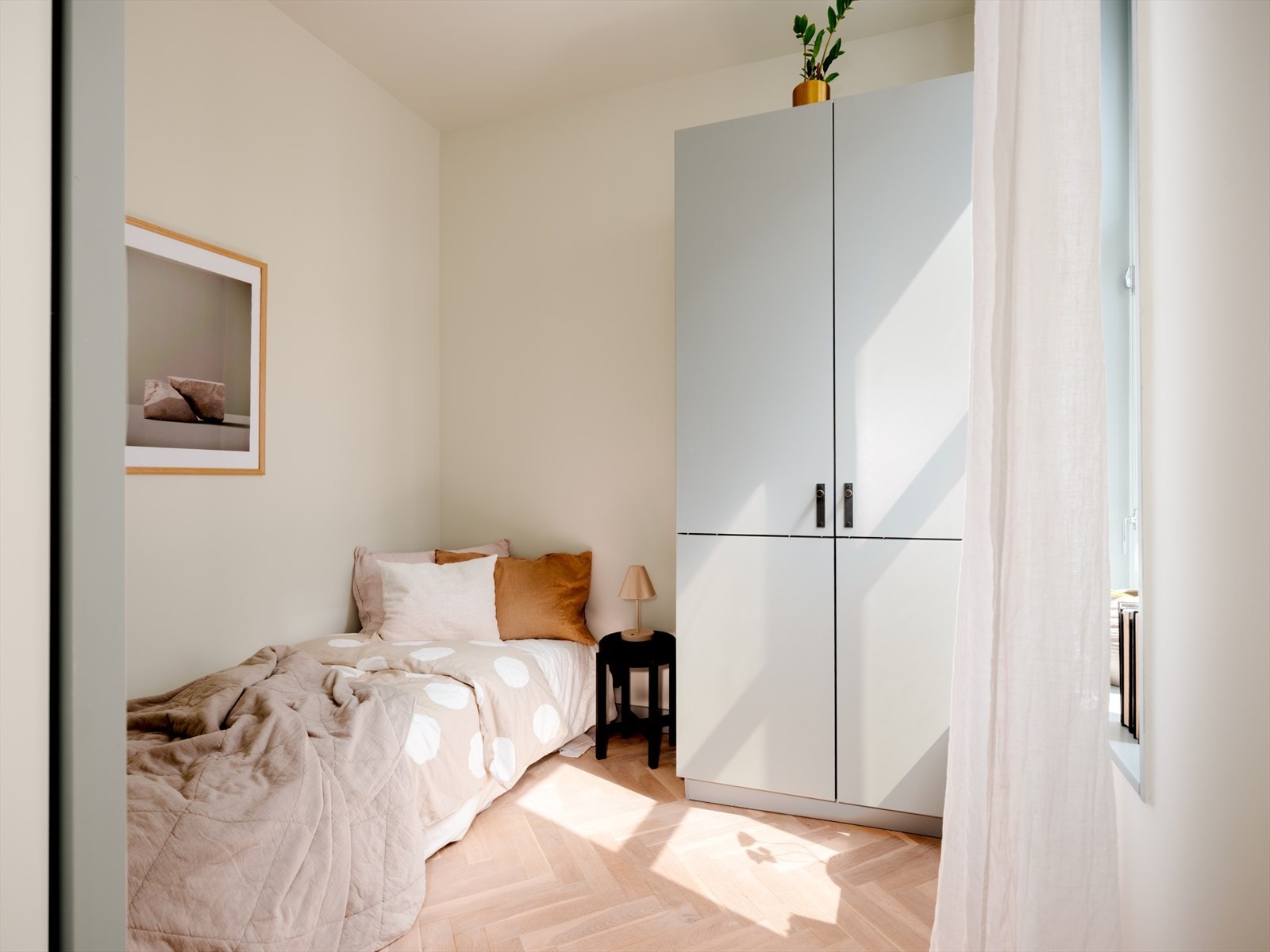 Boligens andre soverom har plass til bred seng. Oppbevaring er godt ivaretatt i alle rom. Galleribilde