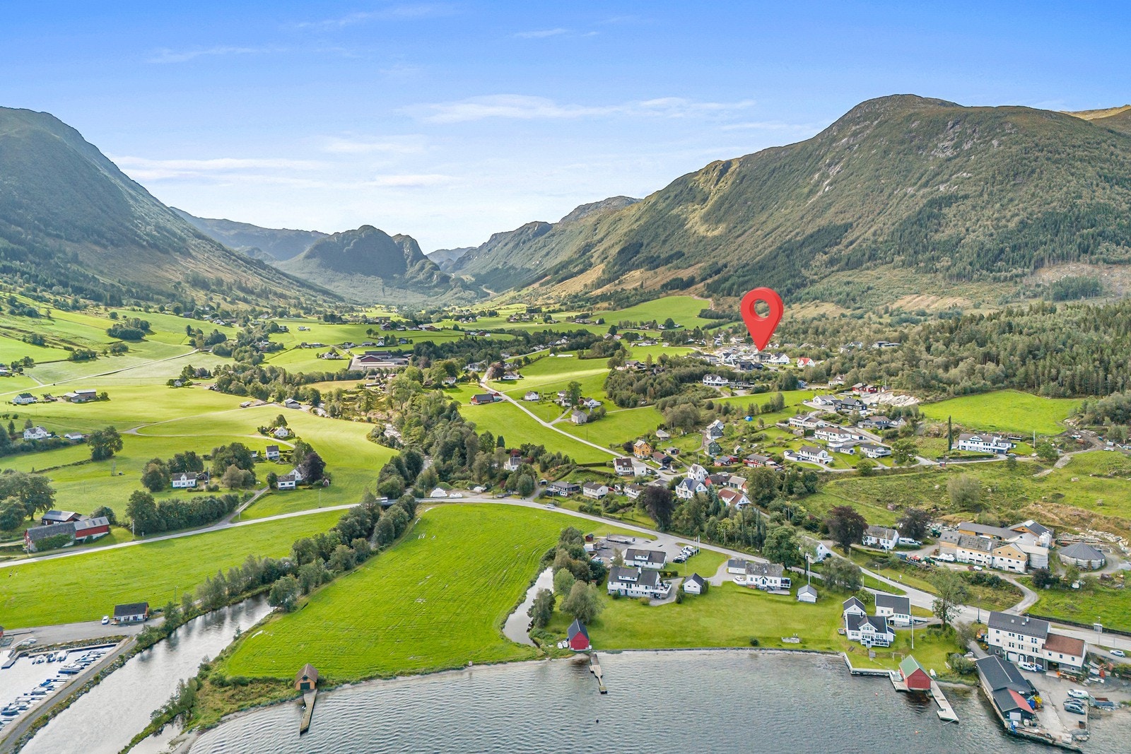 Her ligger den fritt- og fint til på sin selveide tomt av god størrelse. Galleribilde