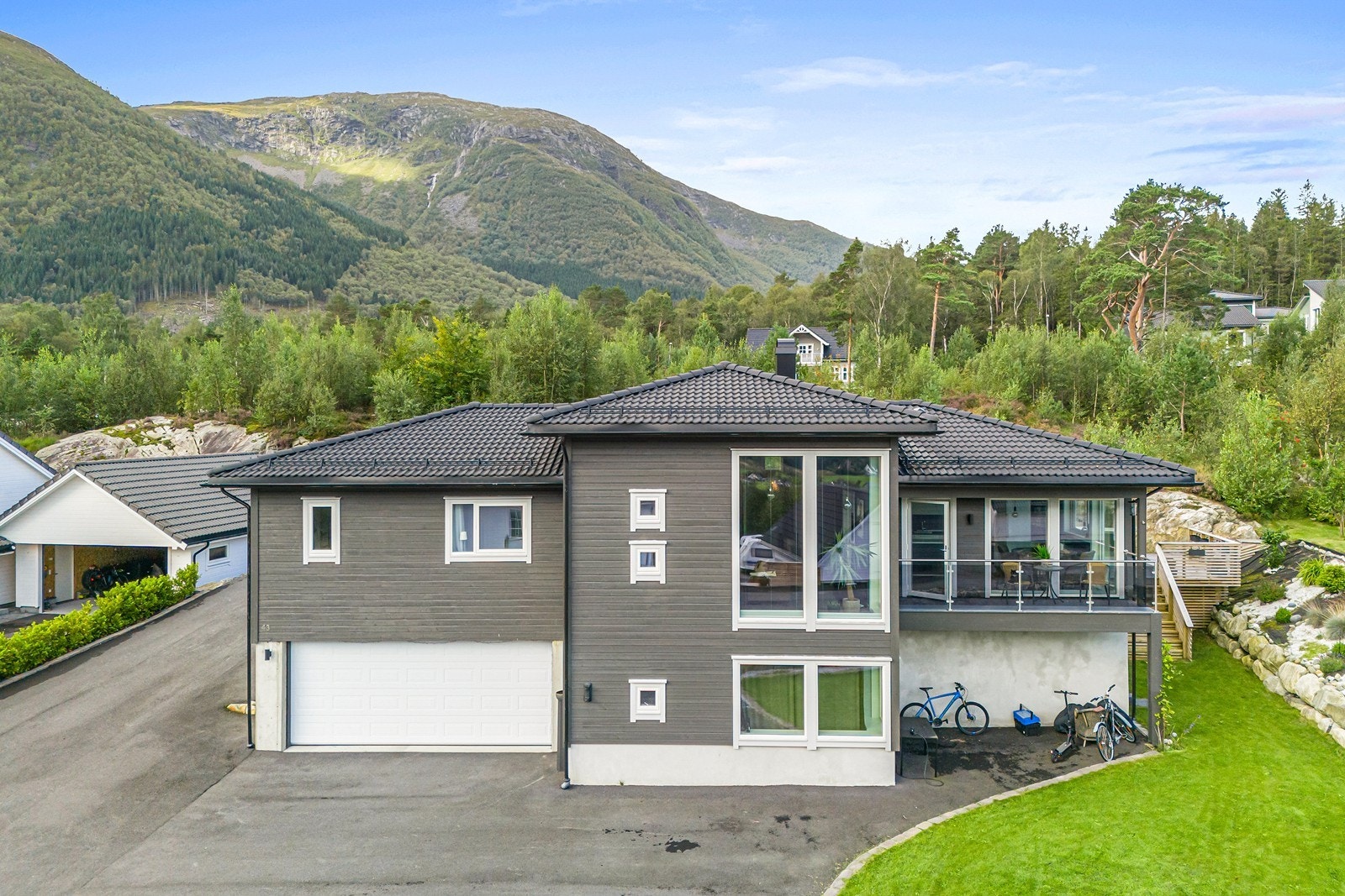 Eneboligen er fint beliggende i barnevennlig og populært område. Galleribilde