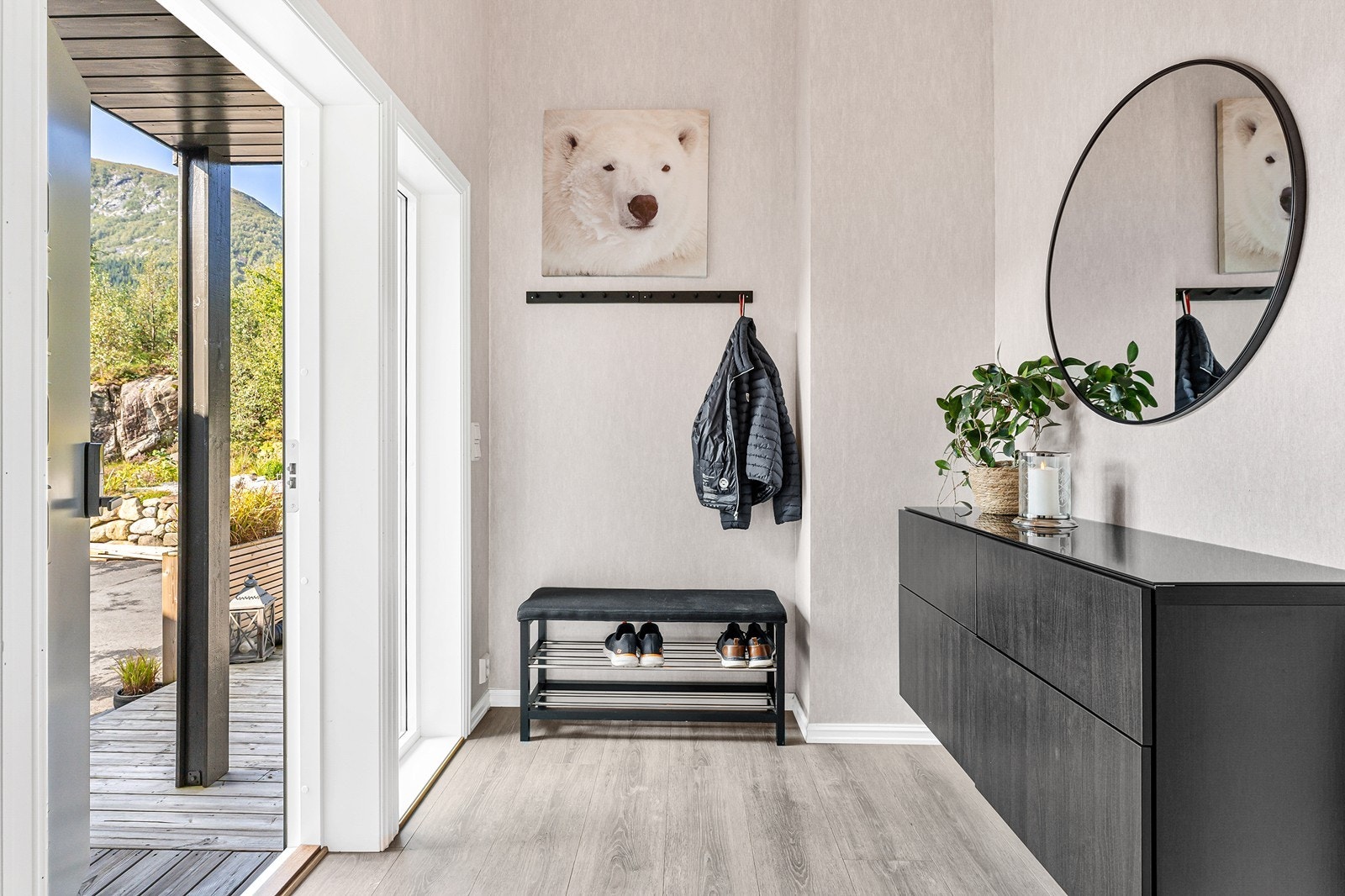 Det første som møter deg inne i boligen er en lys og trivelig entré hvor man enkelt kan henge fra seg yttertøy på oppheng. Galleribilde