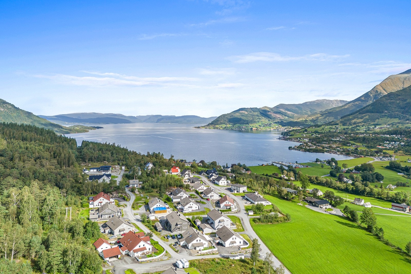 Det er parkeringsmuligheter i garasje og på tomt. Galleribilde