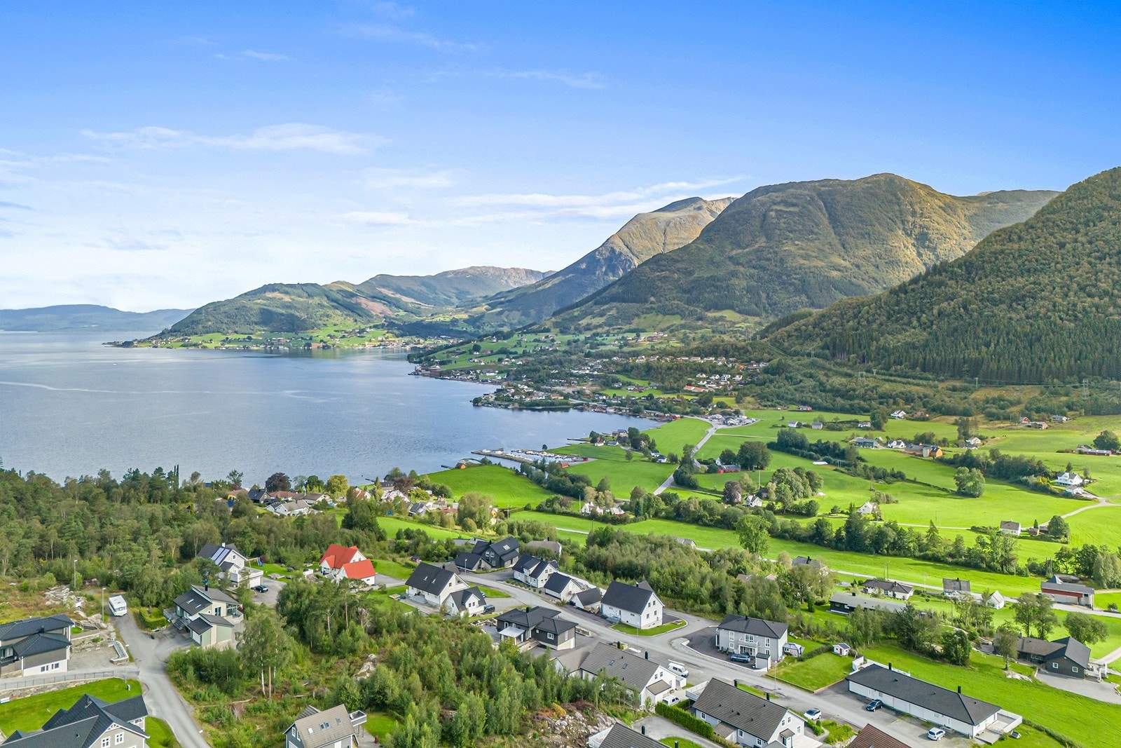 I motsatt retning er det ca 24 minutter til Husnes sentrum som er en av de største handelsstedene i regionen. Galleribilde