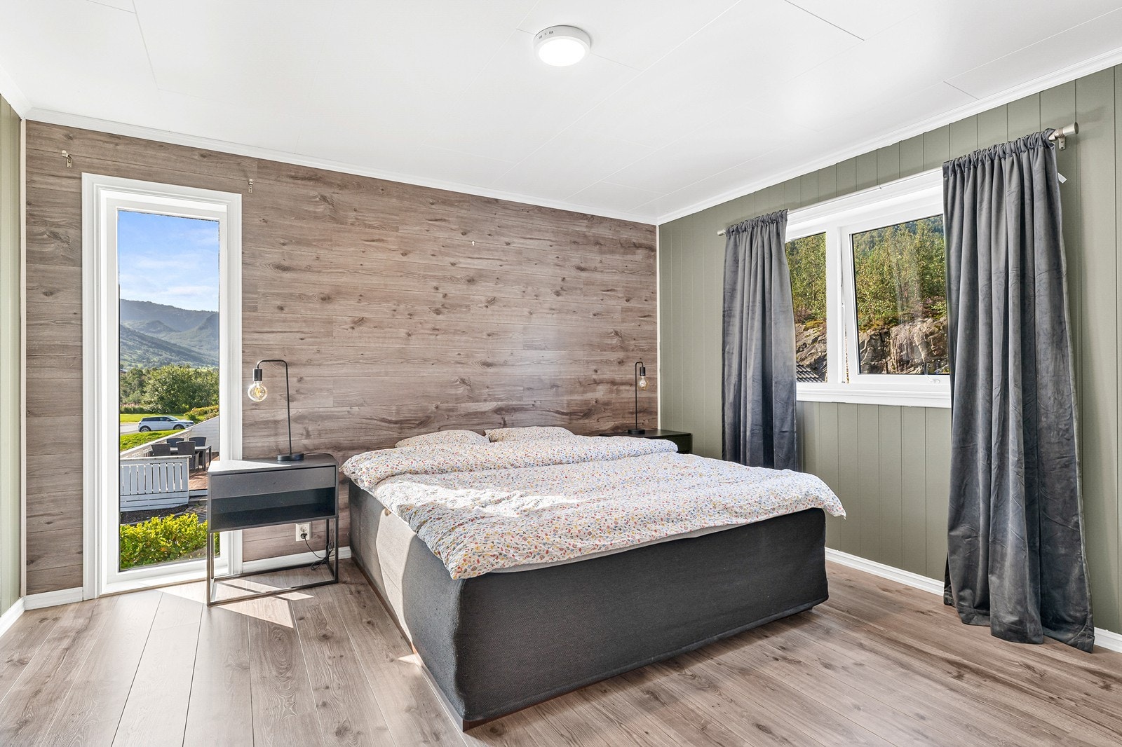 Her oppe ligger det hele to gode soverom som ligger plassert i hvert sitt hjørne av boligen. Galleribilde