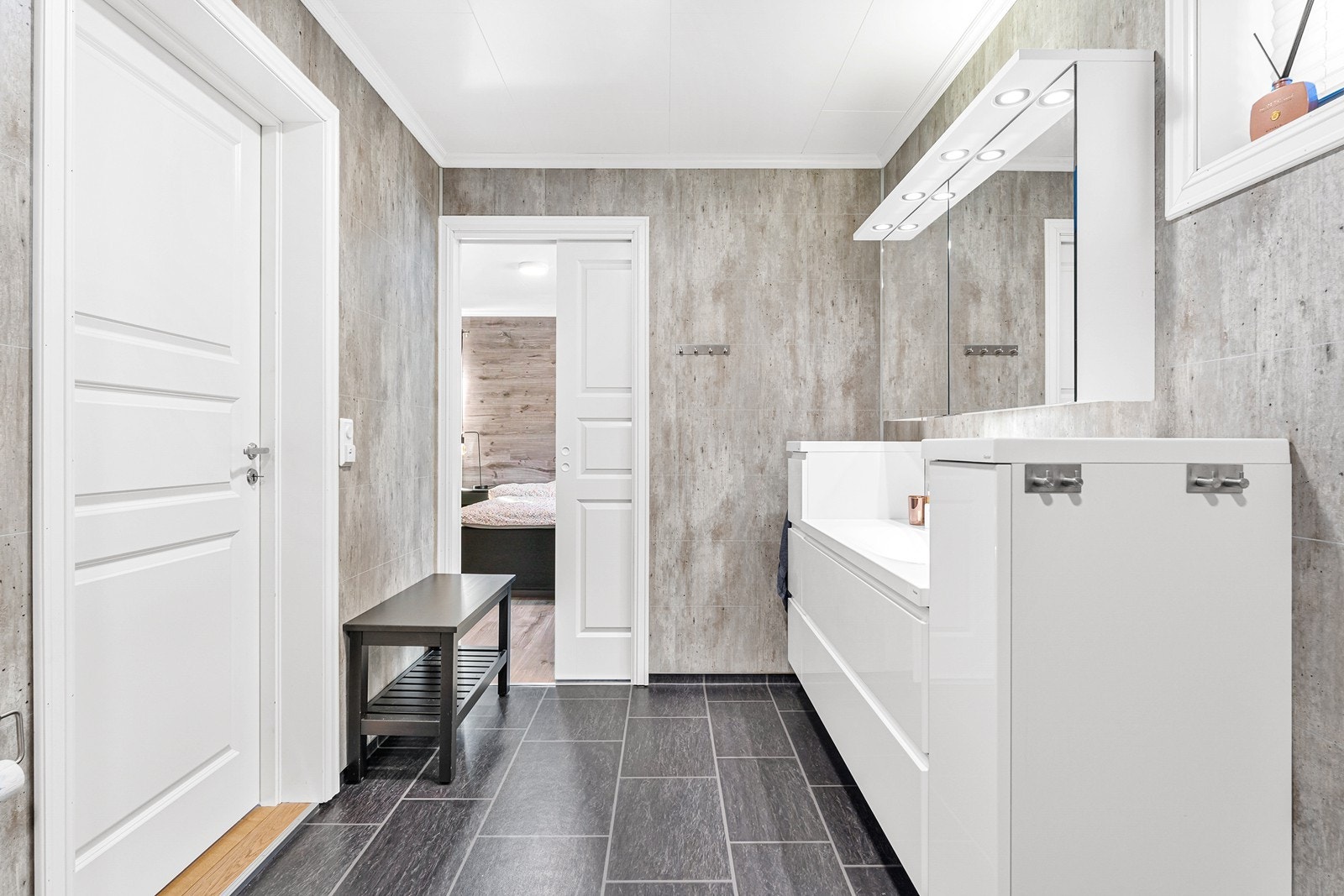 Badet er innredet med alt du trenger som innredning med nedfelt servant,veggmontert toalett og dusjvegger/hjørne. Galleribilde