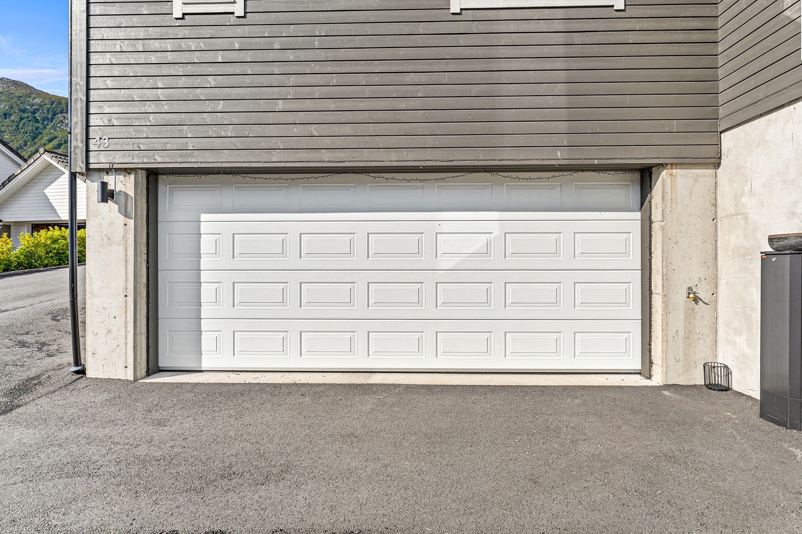 Det er parkeringsmuligheter i garasje og på tomt. Galleribilde