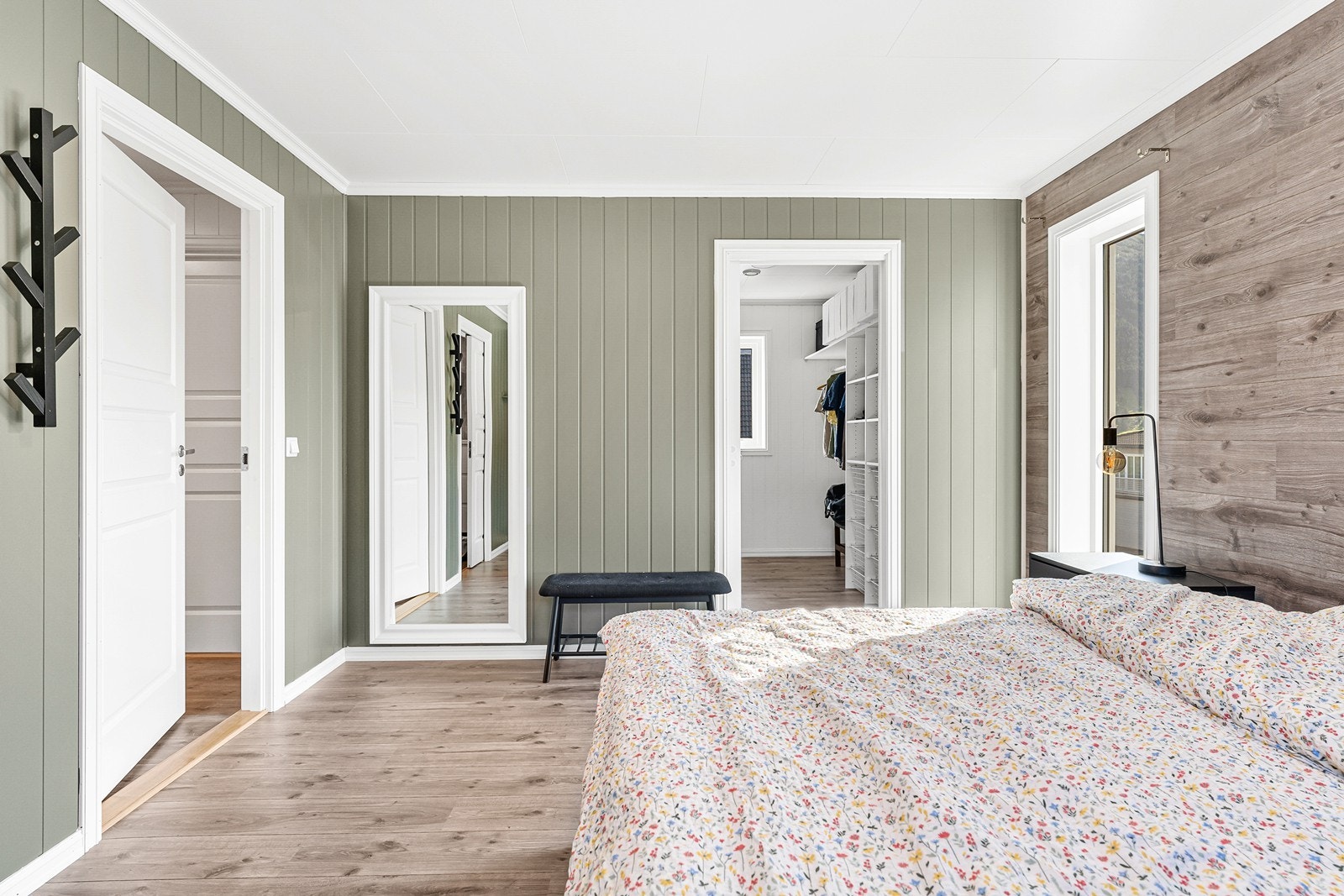 Hovedsoverommet er spesielt attraktiv med god plass til dobbeltseng med sidestilte nattbord og ønsket møblering i eget gardeboerom! Galleribilde