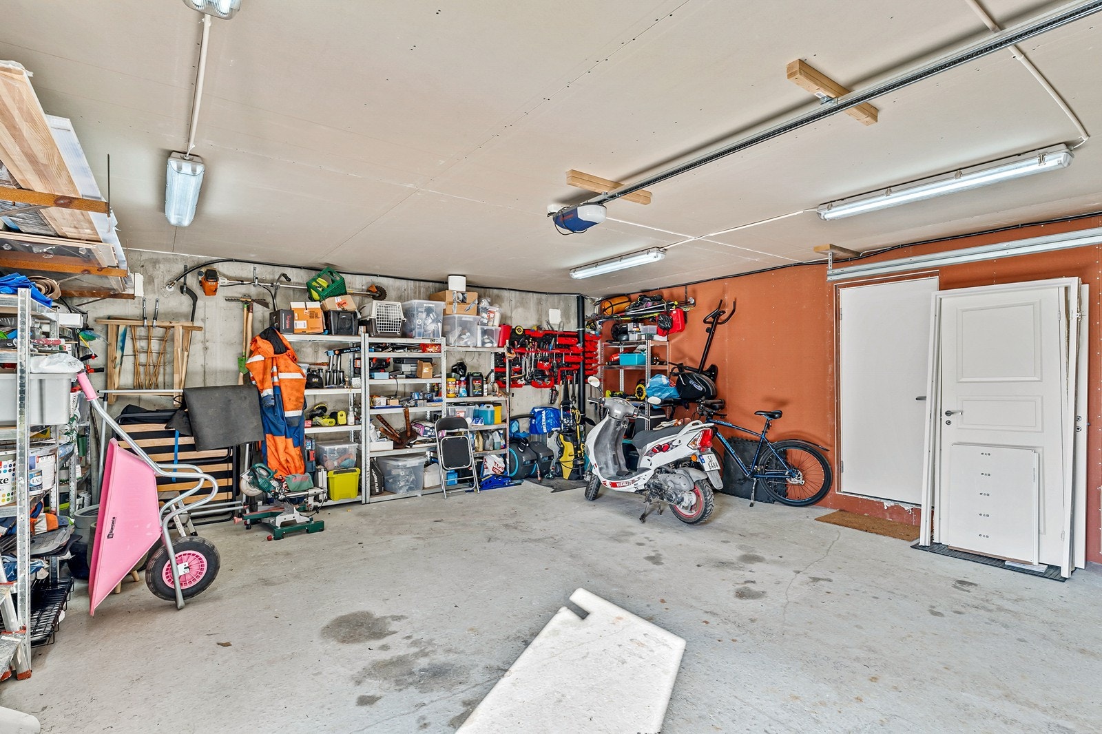 Romslig garasje. Galleribilde