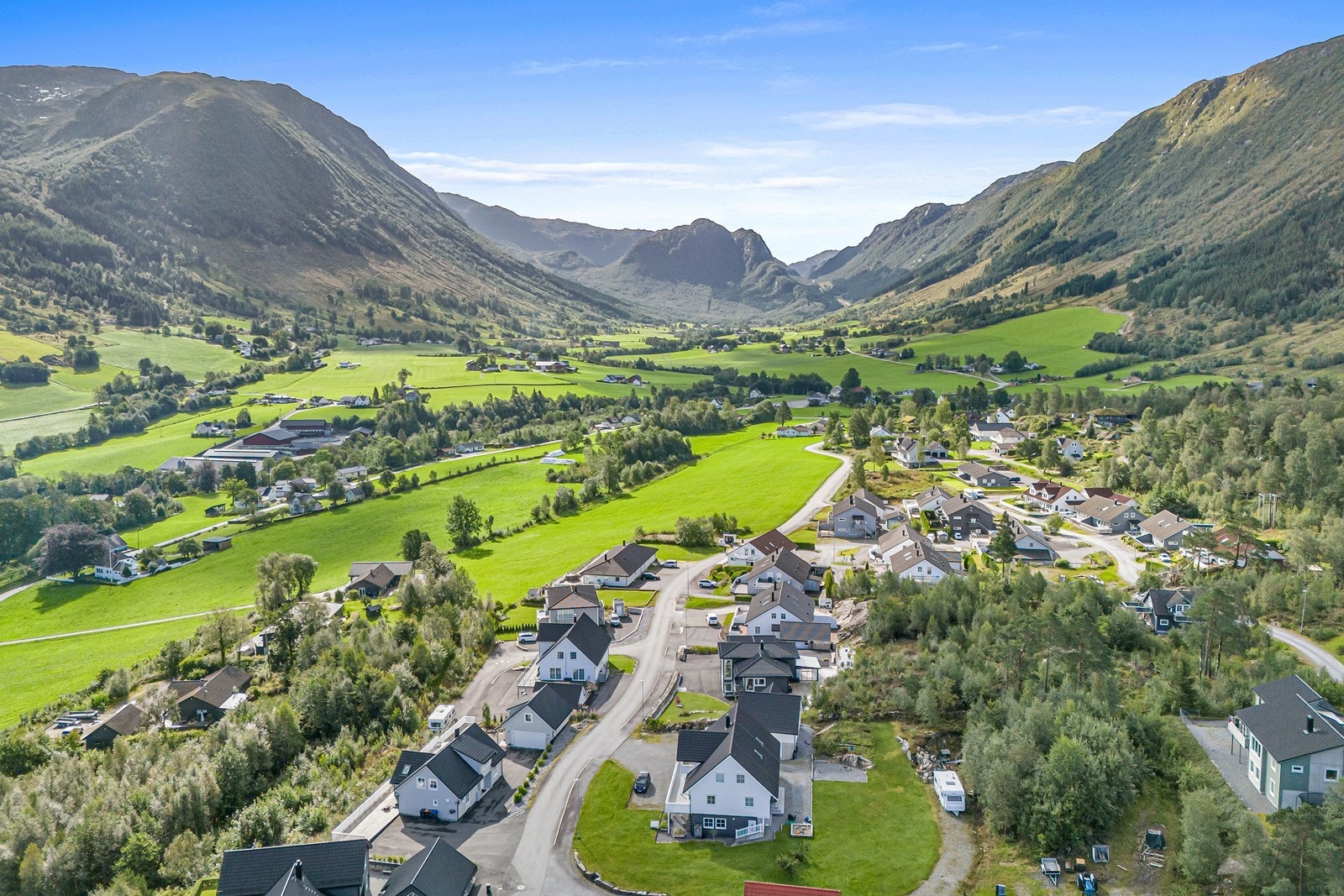 Kort vei til barnehage, skoler, aktivitetshall og ballbane. Galleribilde